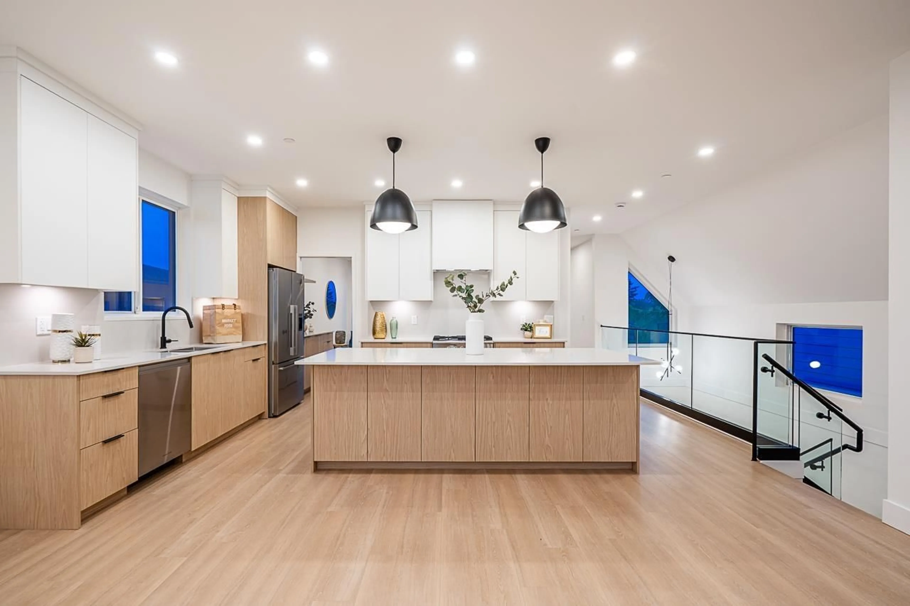 Contemporary kitchen, unknown for 855 LEE, White Rock British Columbia V4B4N7
