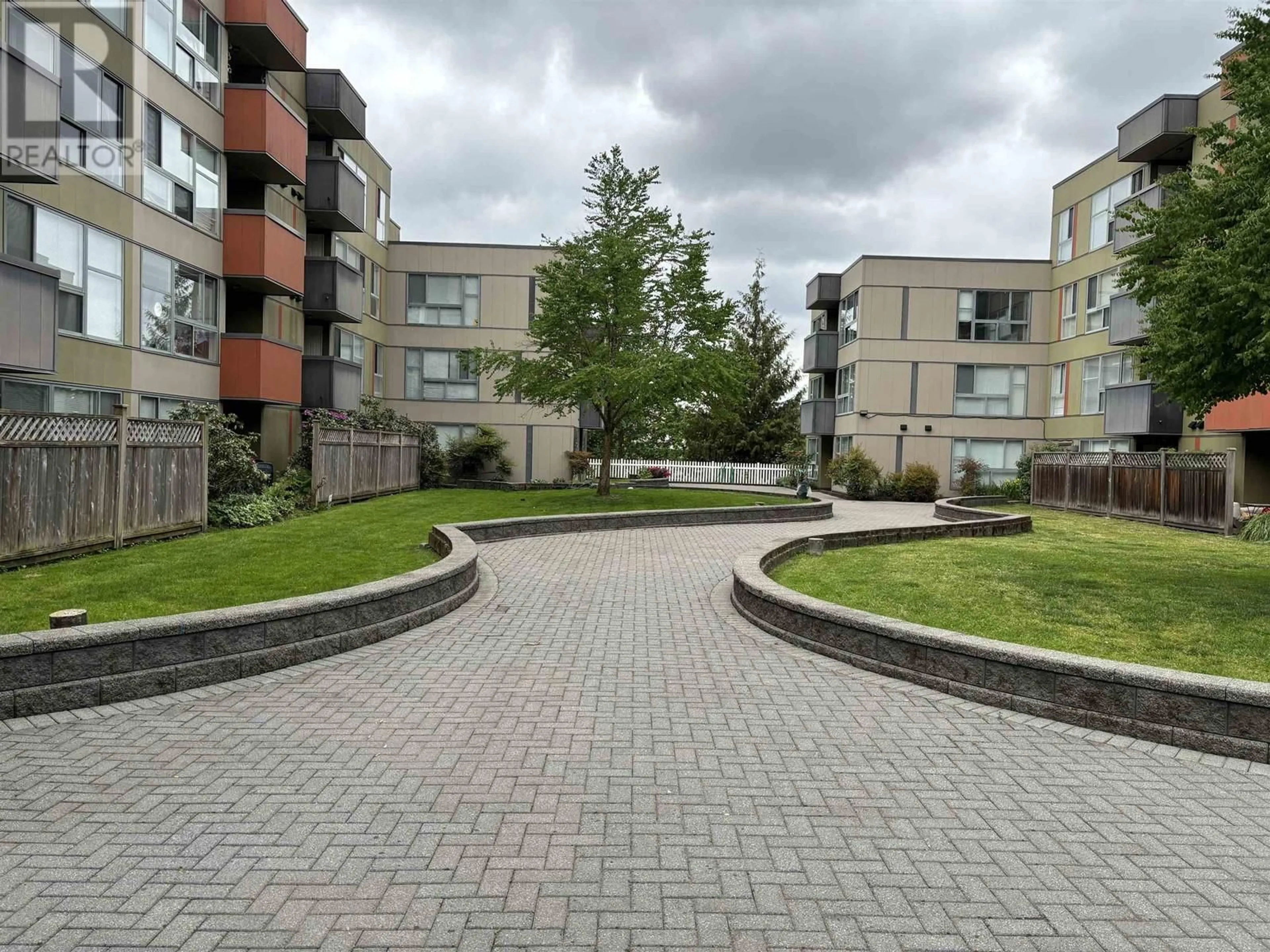 Patio, street for 404 - 12075 228 STREET, Maple Ridge British Columbia V2X6M2