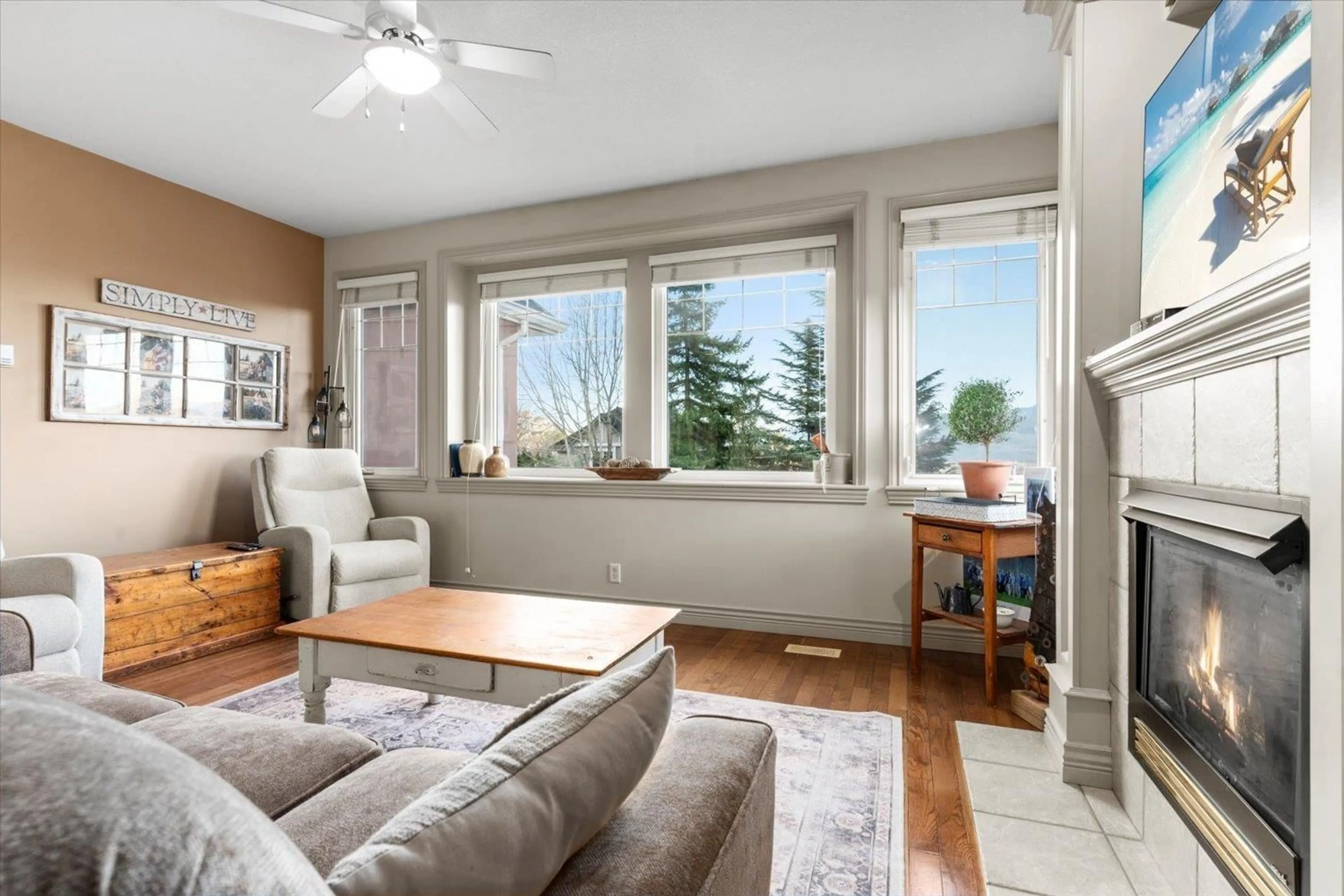 Living room with furniture, unknown for 2637 STONECROFT, Abbotsford British Columbia V3G1K8