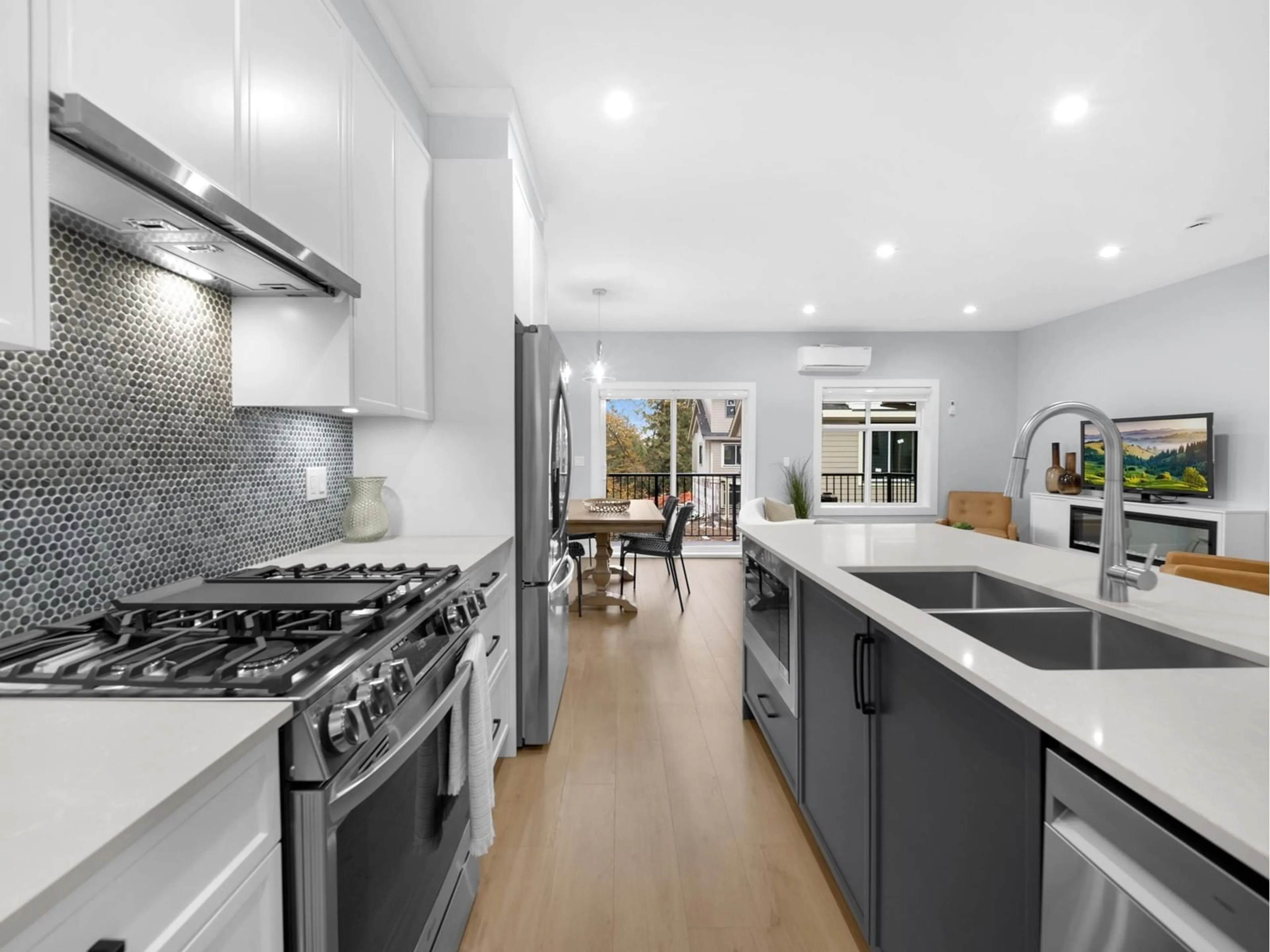Open concept kitchen, ceramic/tile floor for 8 - 9688 182A, Surrey British Columbia V4N4J8
