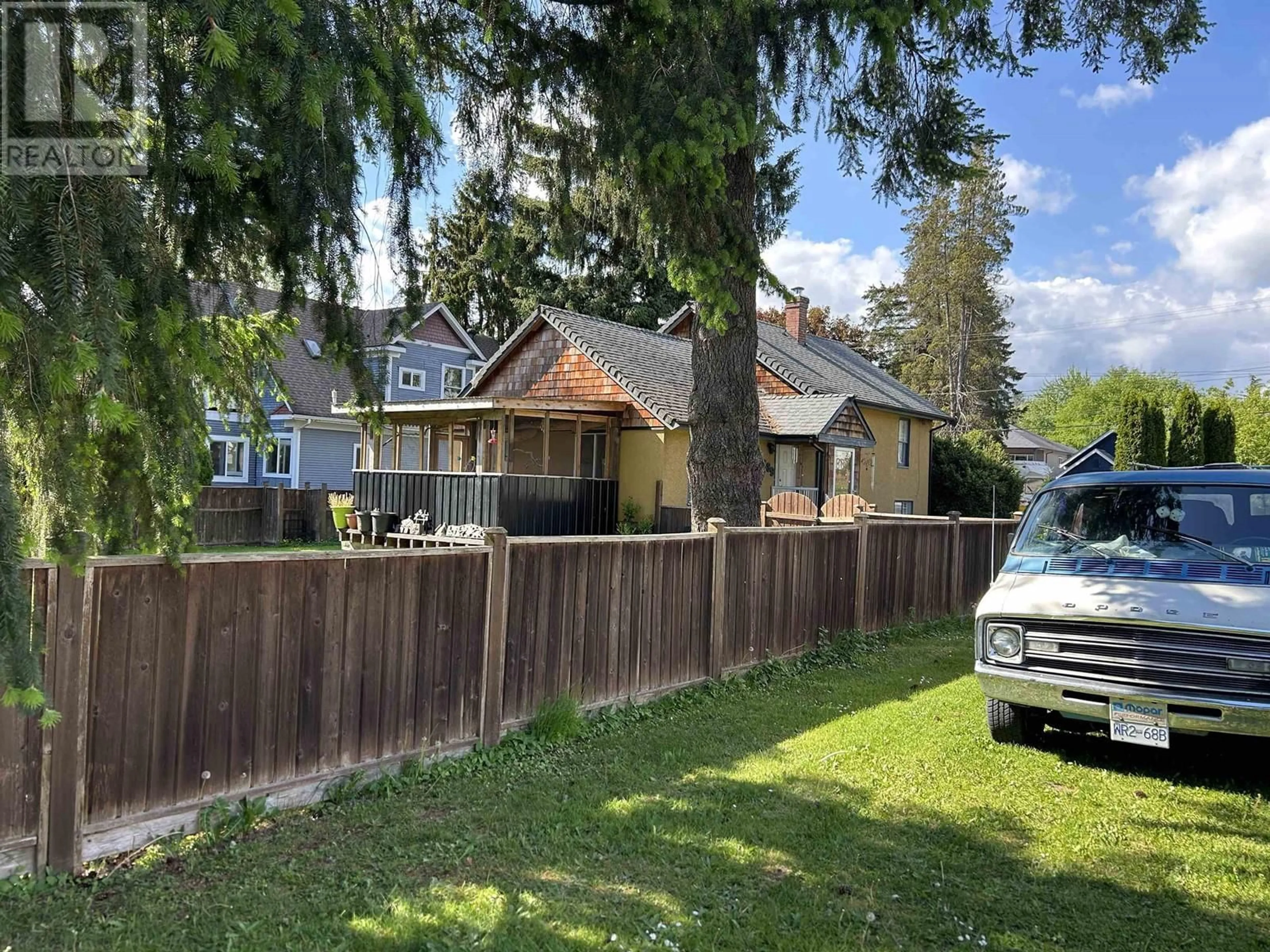 A pic from outside/outdoor area/front of a property/back of a property/a pic from drone, street for 11289 206 STREET, Maple Ridge British Columbia V2X1T4