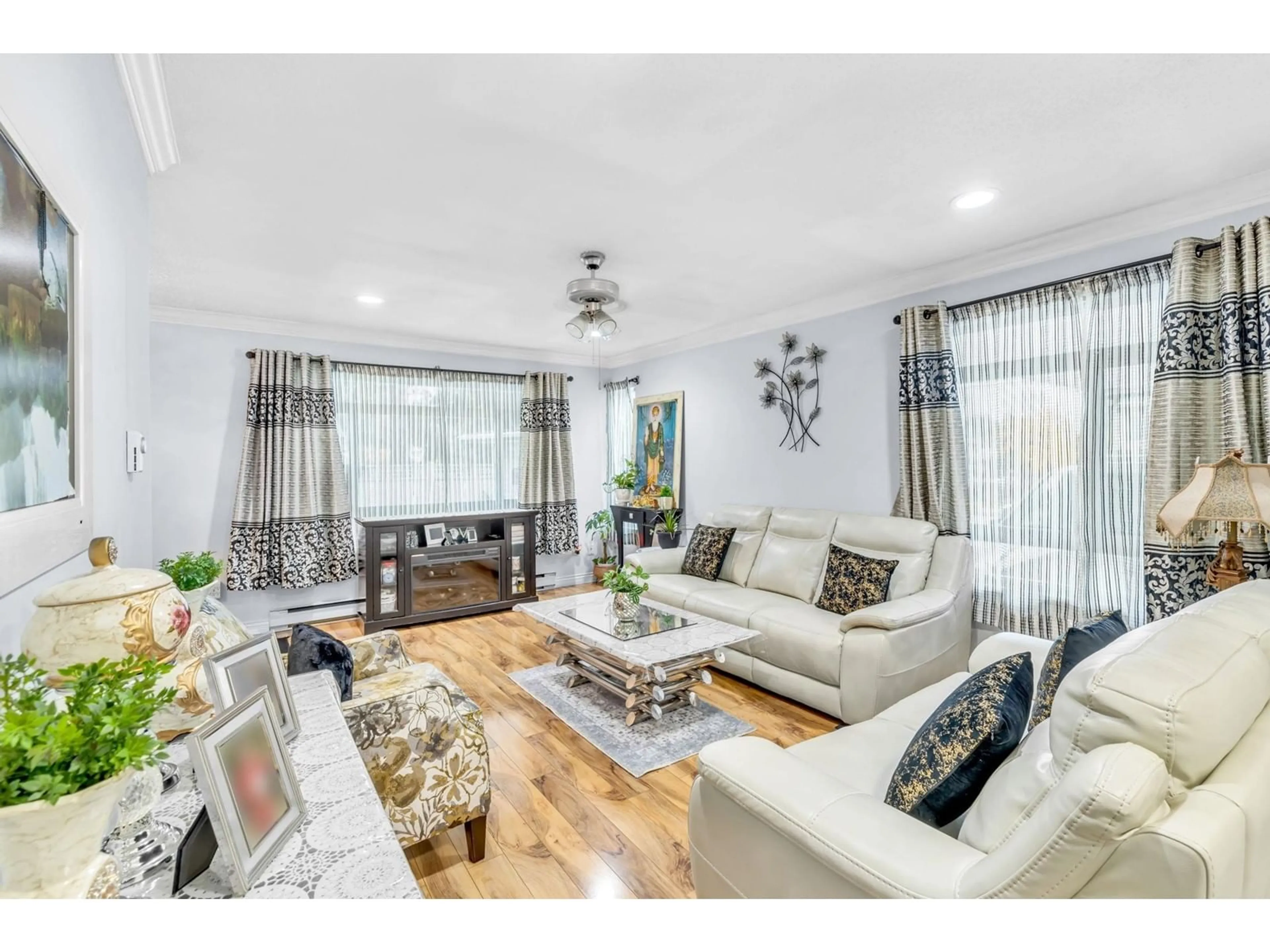 Living room with furniture, wood/laminate floor for 6613 134, Surrey British Columbia V3W4S1