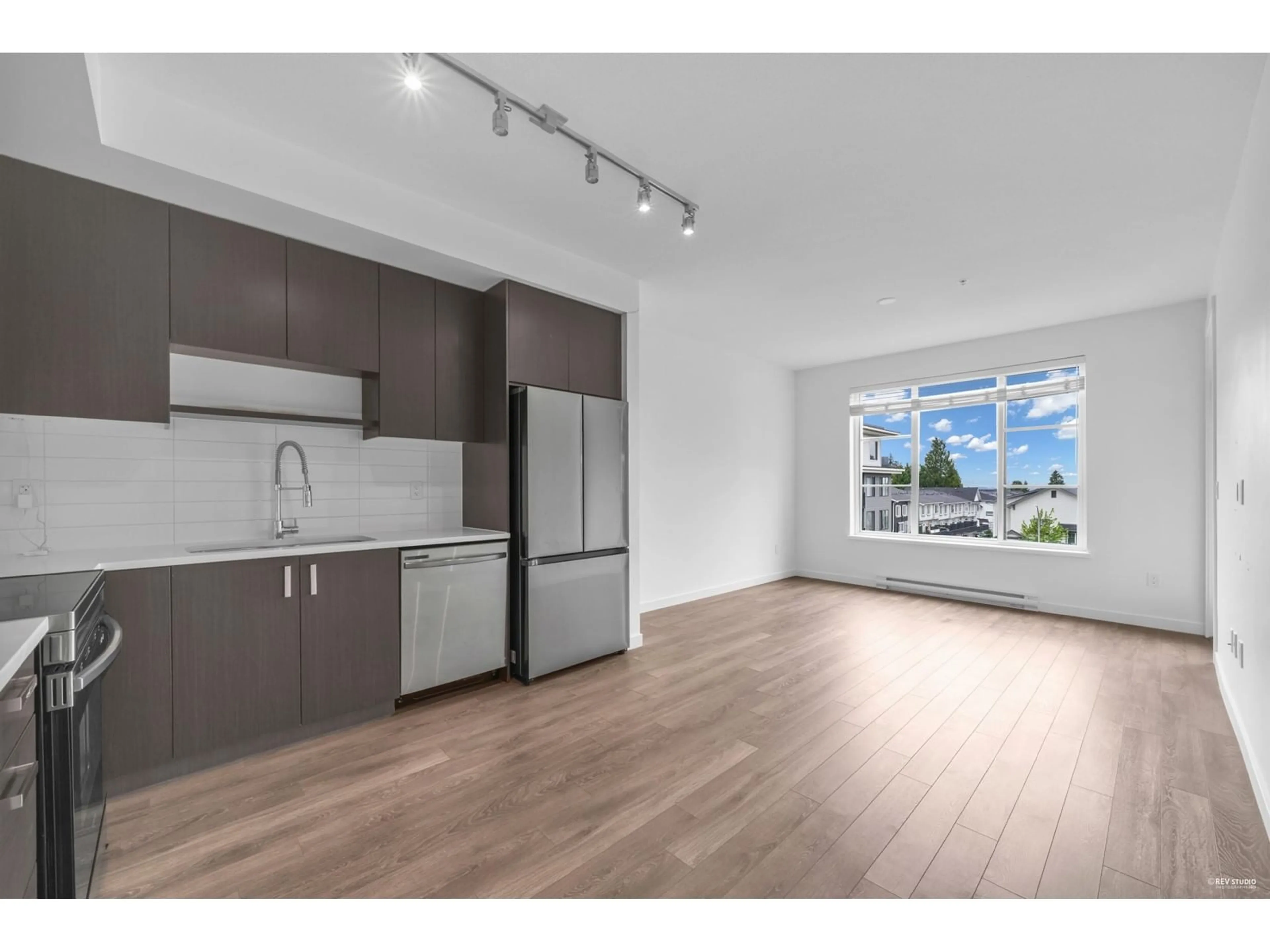 Open concept kitchen, wood/laminate floor for 414 - 15825 85, Surrey British Columbia V4N6W9