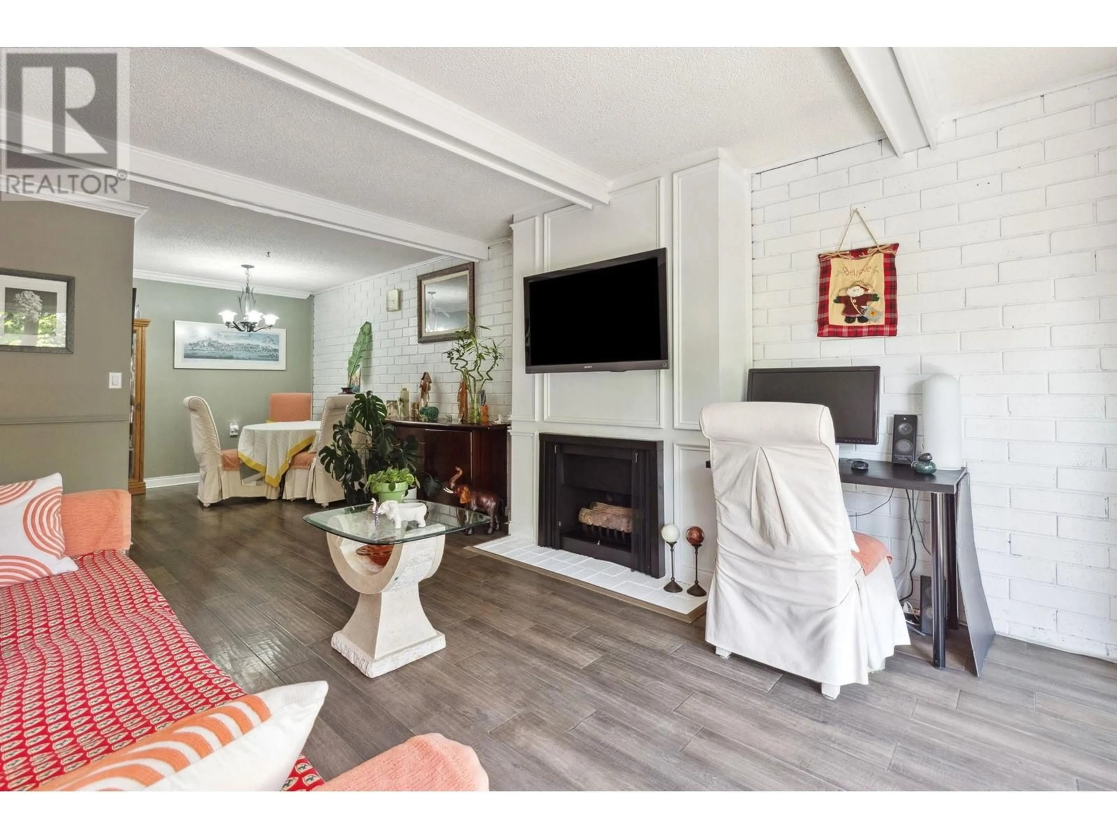 Living room with furniture, wood/laminate floor for 510 - 1405 15TH AVENUE, Vancouver British Columbia V6H3R2