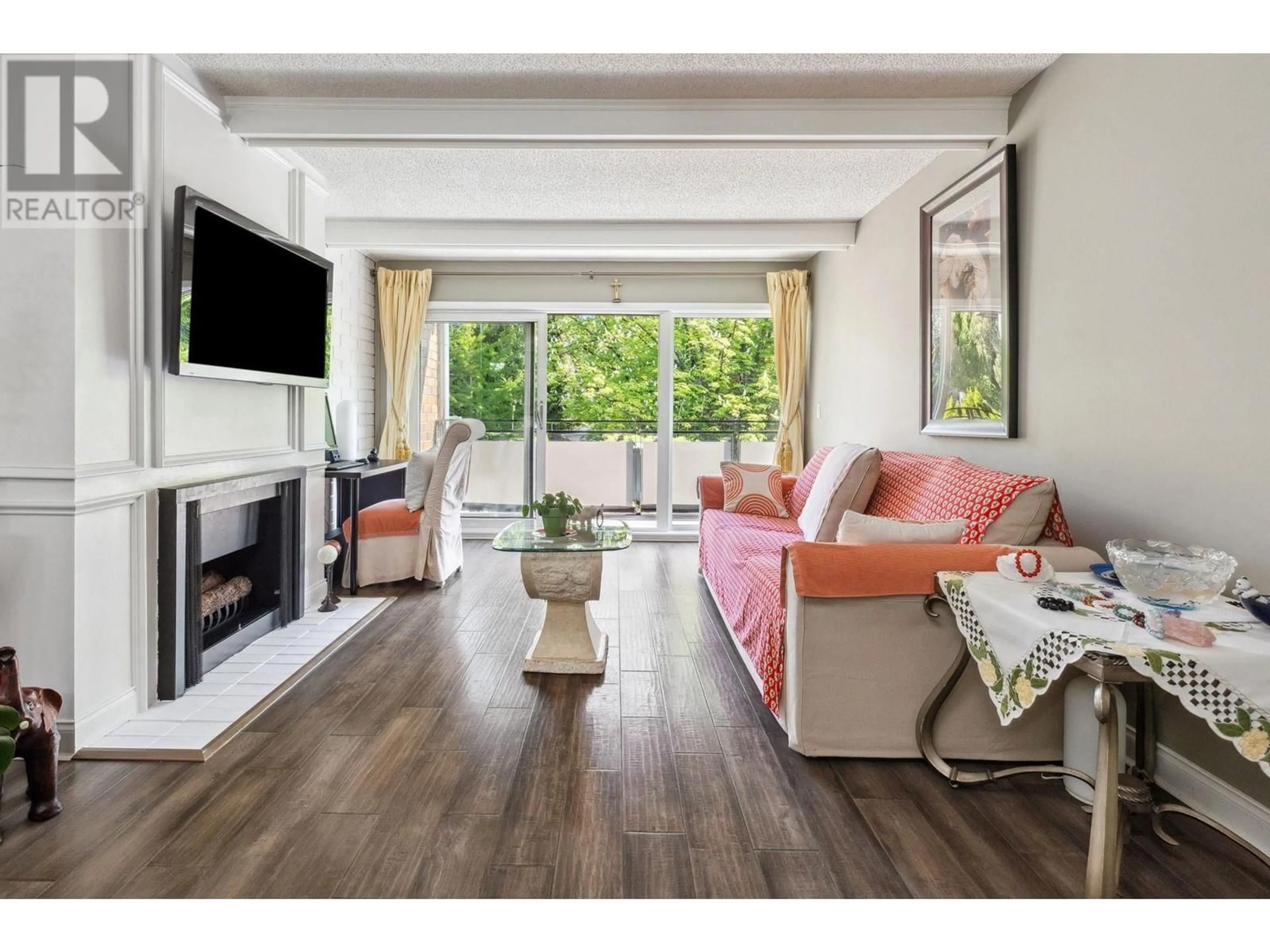 Living room with furniture, wood/laminate floor for 510 - 1405 15TH AVENUE, Vancouver British Columbia V6H3R2