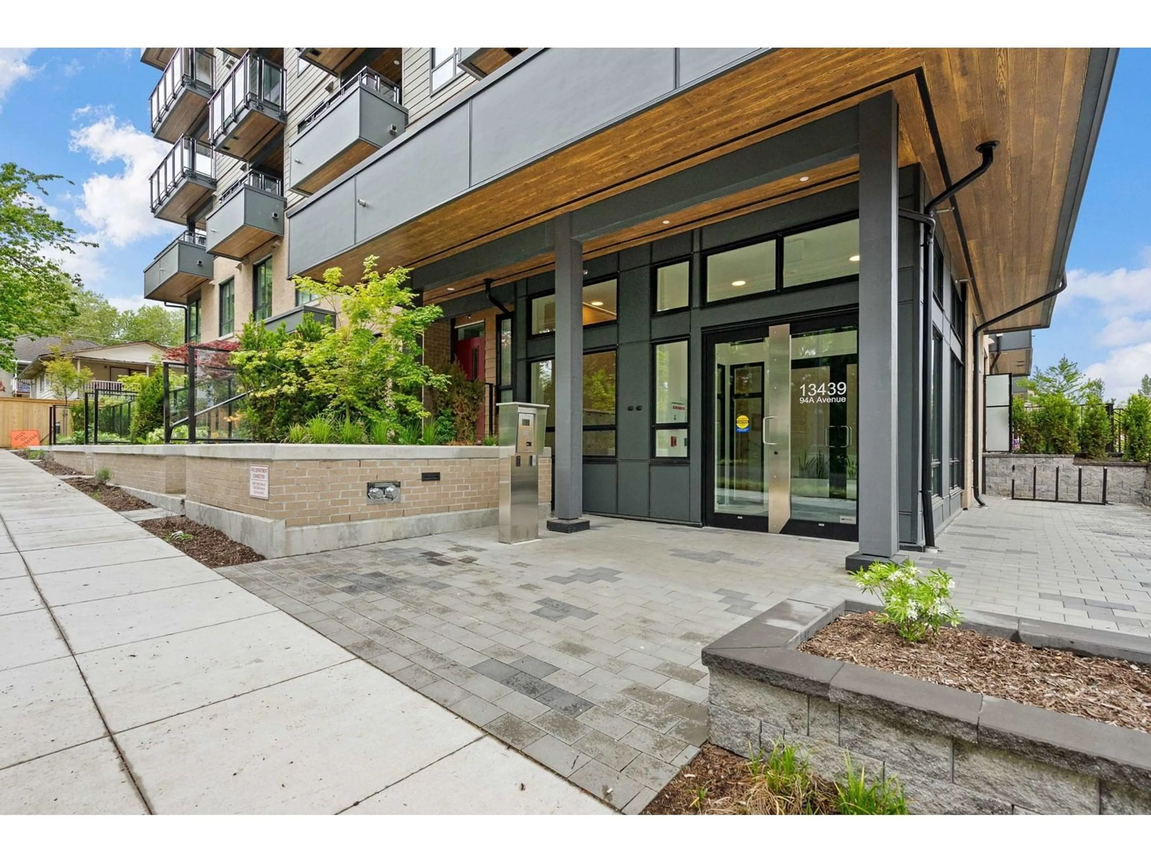 Indoor entryway for 513 - 13439 94A, Surrey British Columbia V3V0G9