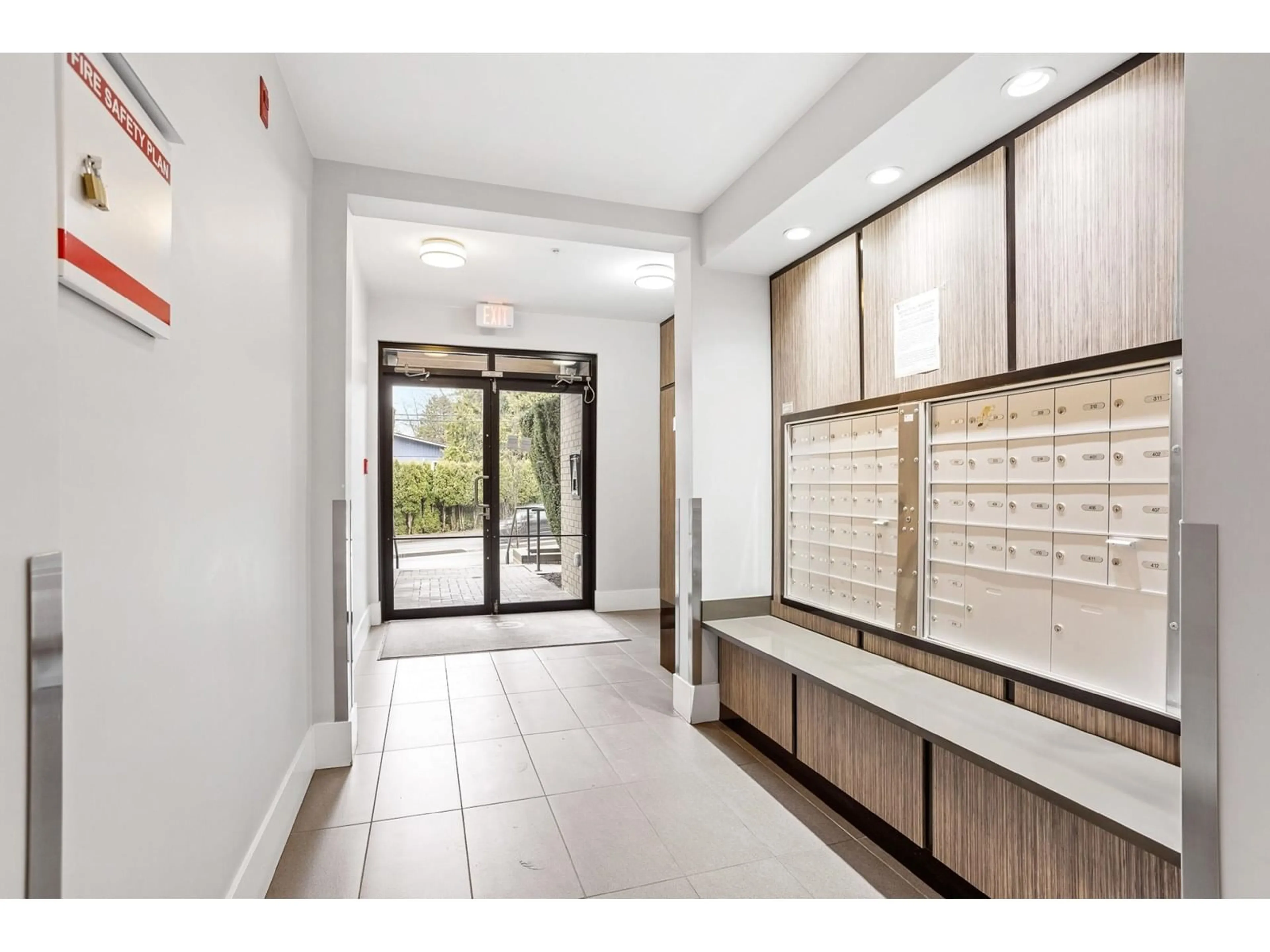 Indoor foyer for 106 - 10477 154, Surrey British Columbia V3R0C6