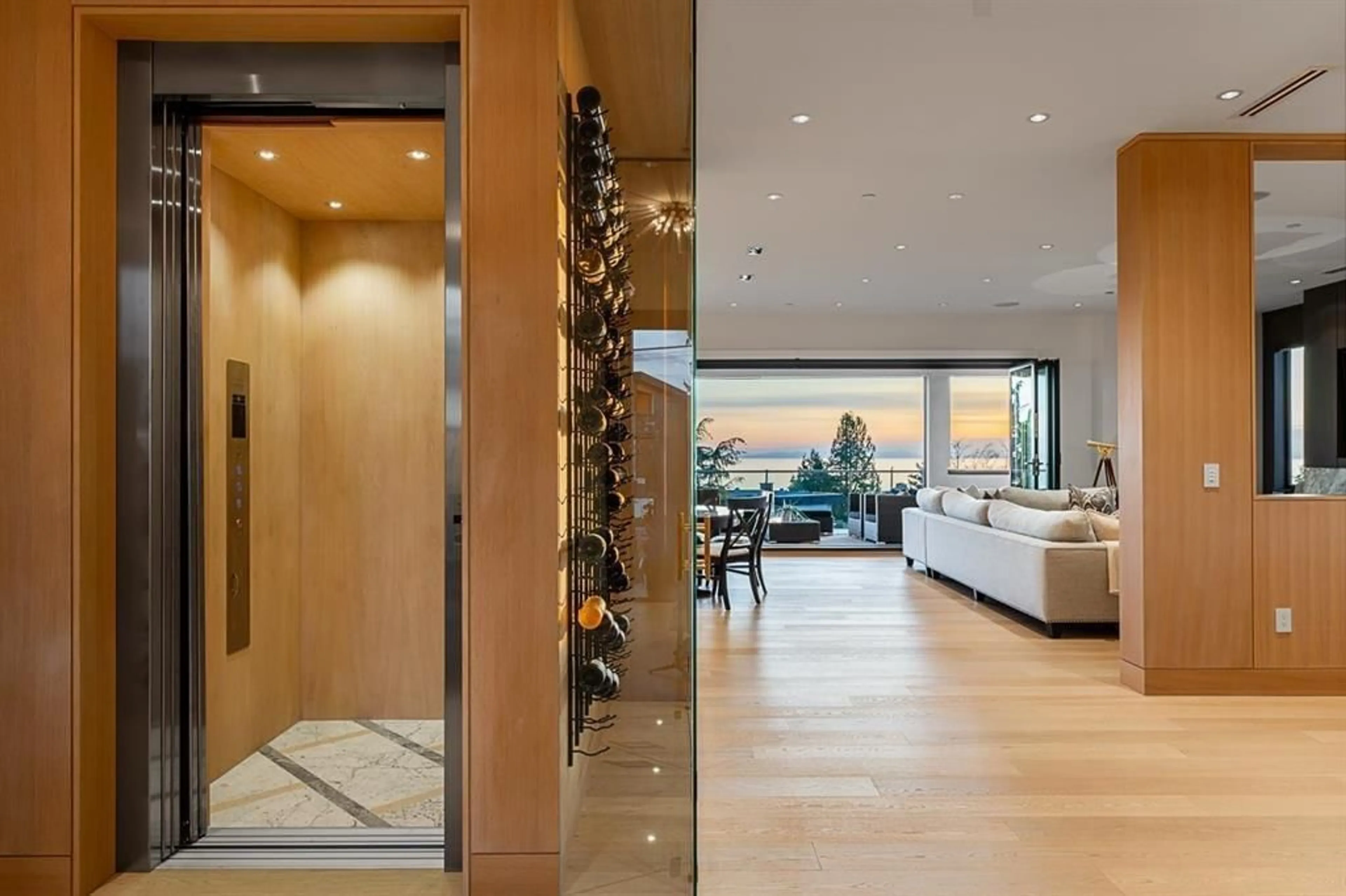 Indoor entryway for 14448 BLACKBURN, White Rock British Columbia V4B3A4