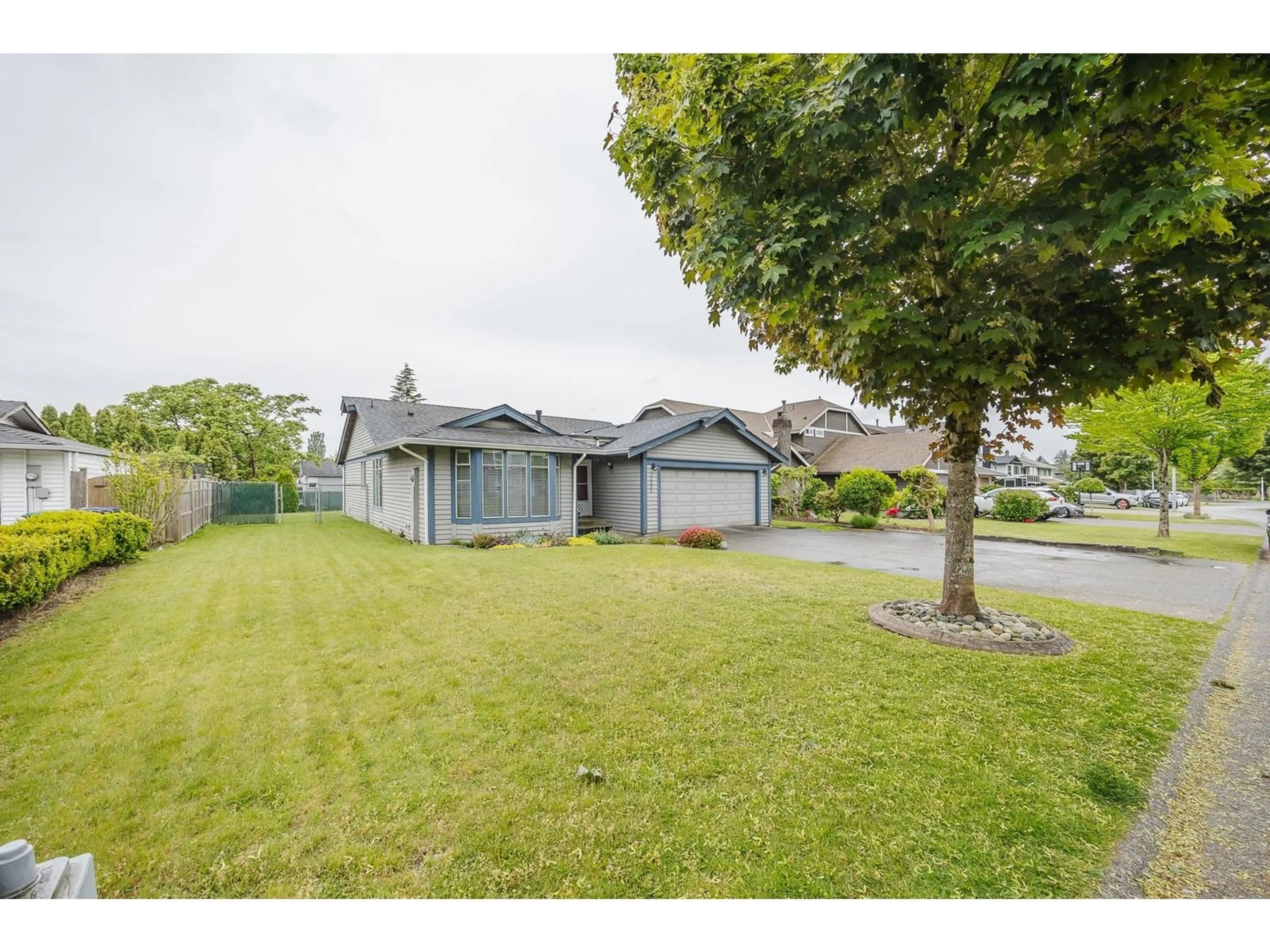 A pic from outside/outdoor area/front of a property/back of a property/a pic from drone, street for 14586 89, Surrey British Columbia V3R8B2
