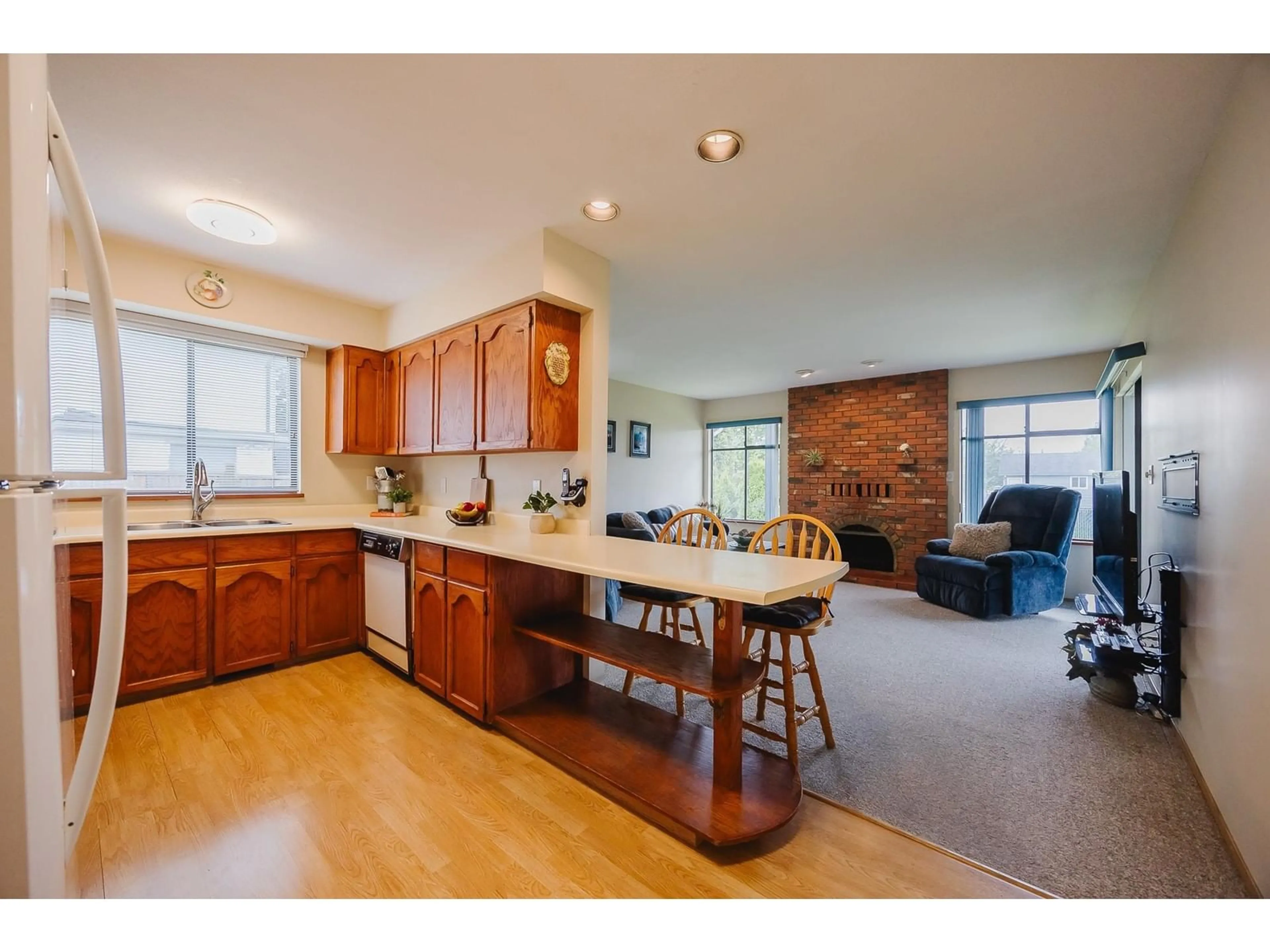 Open concept kitchen, wood/laminate floor for 14586 89, Surrey British Columbia V3R8B2