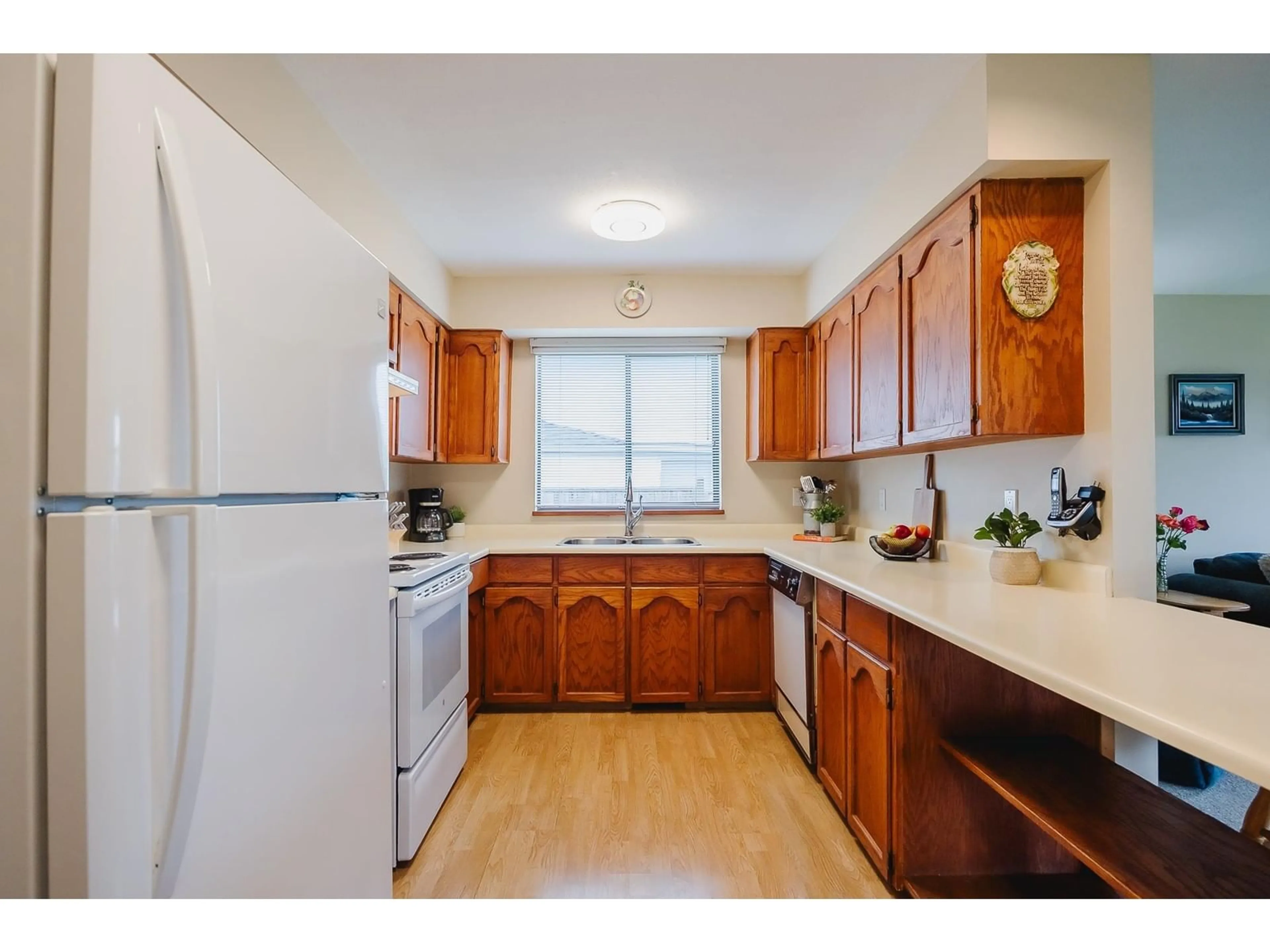 Standard kitchen, unknown for 14586 89, Surrey British Columbia V3R8B2