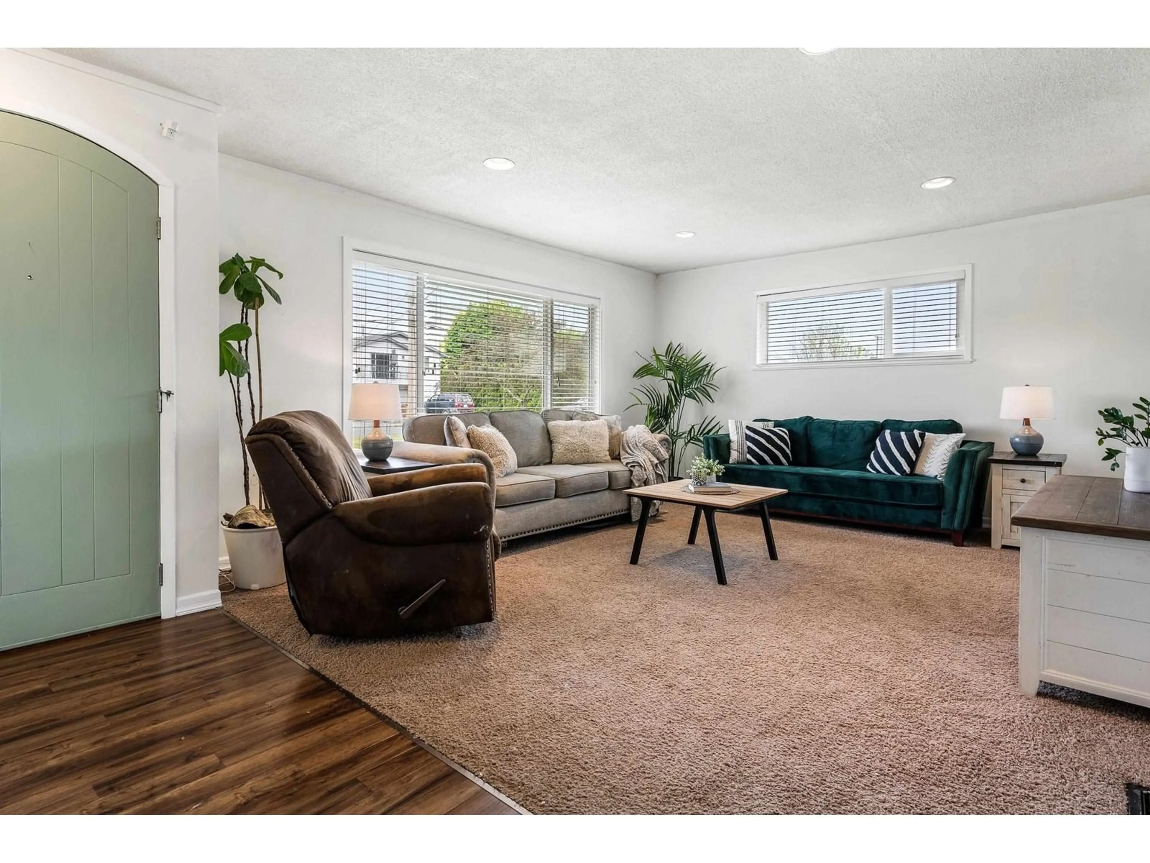 Living room with furniture, unknown for 7194 ROCHESTER AVENUE, Chilliwack British Columbia V2R2P3