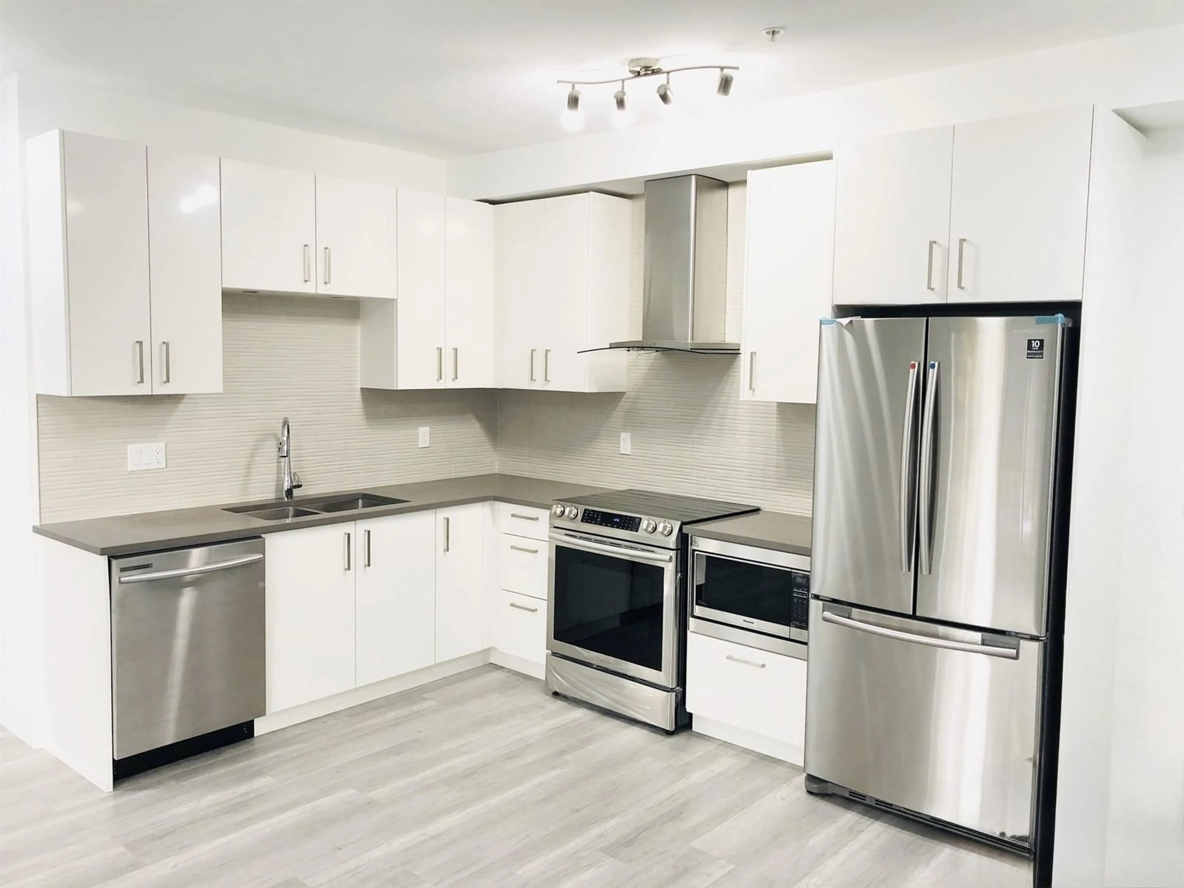 Open concept kitchen, wood/laminate floor for 308 - 9689 140, Surrey British Columbia V3T0P3
