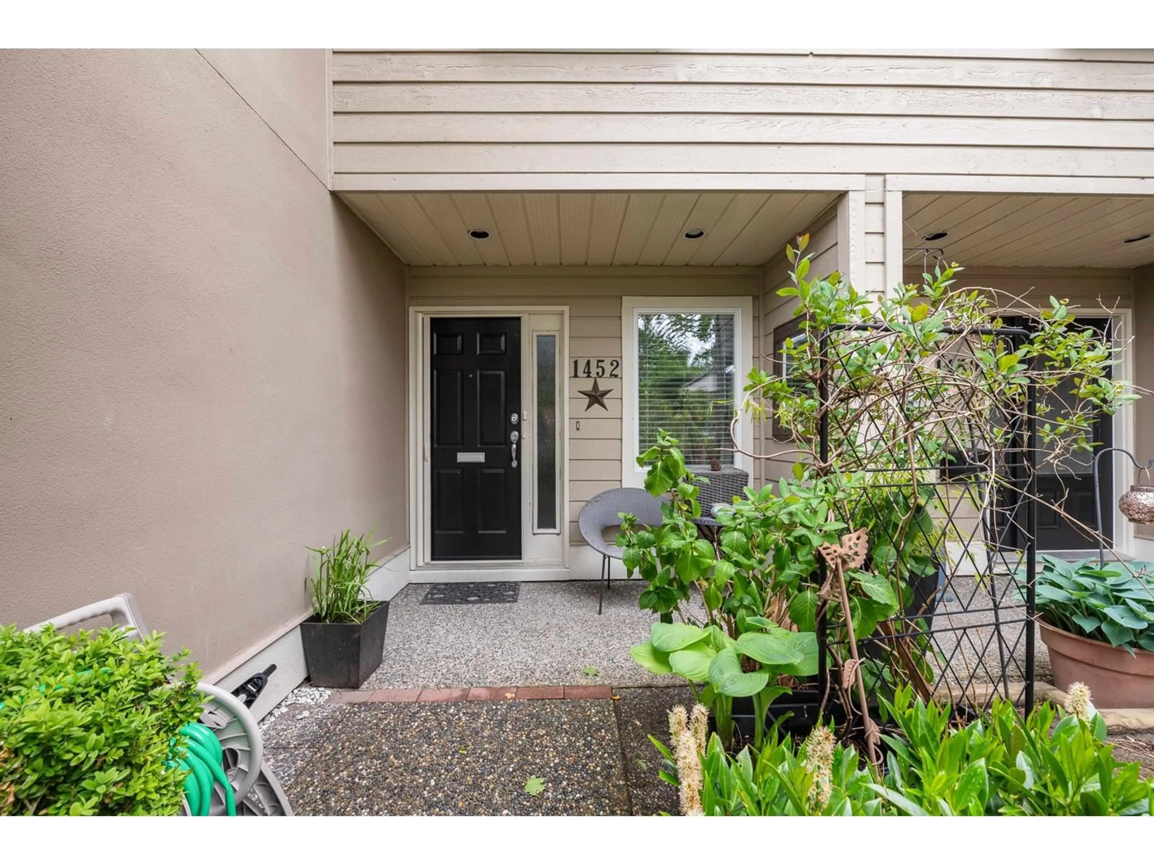 Indoor entryway for 1452 STEVENS, White Rock British Columbia V4B5J3