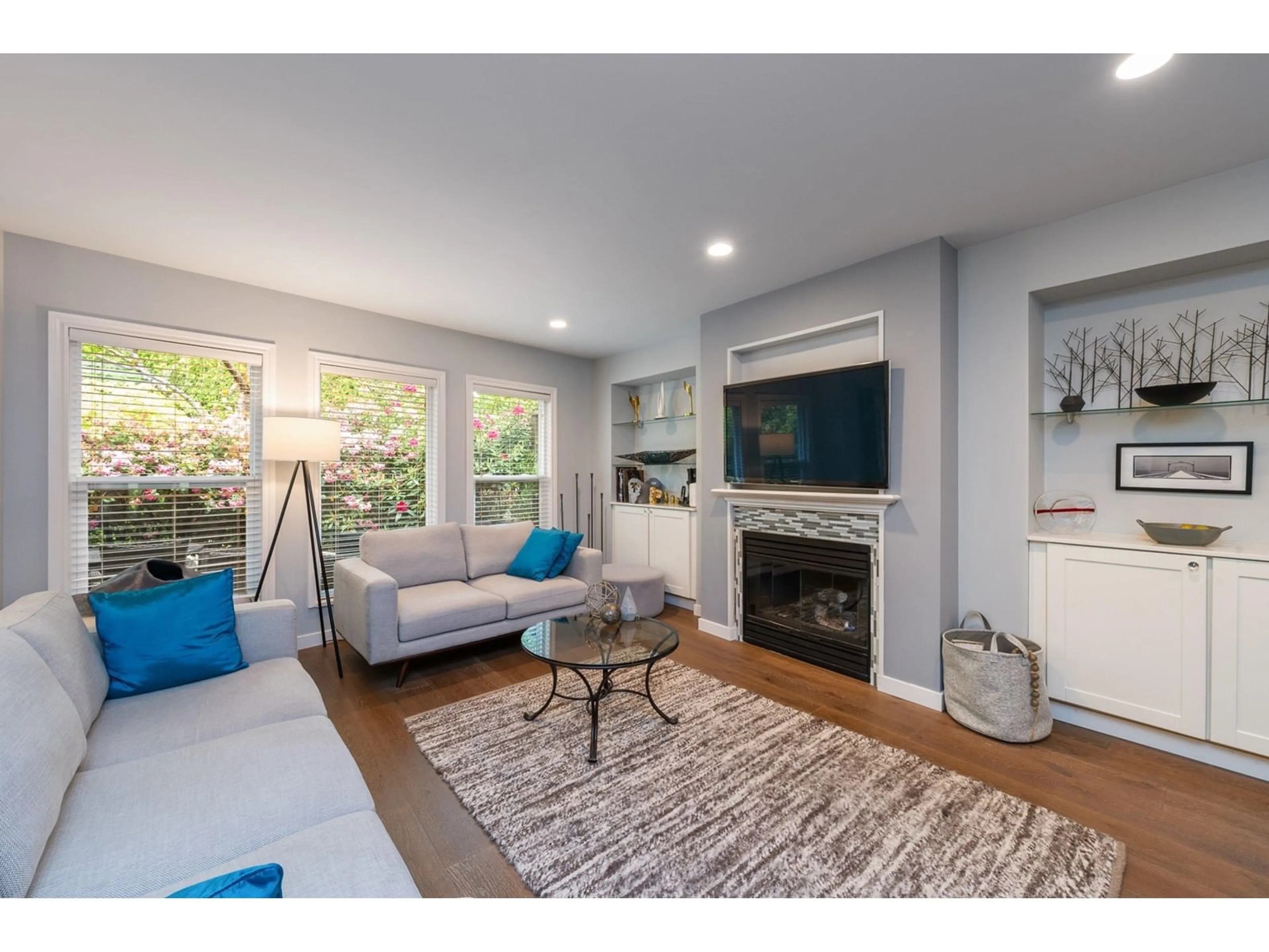 Living room with furniture, wood/laminate floor for 1452 STEVENS, White Rock British Columbia V4B5J3