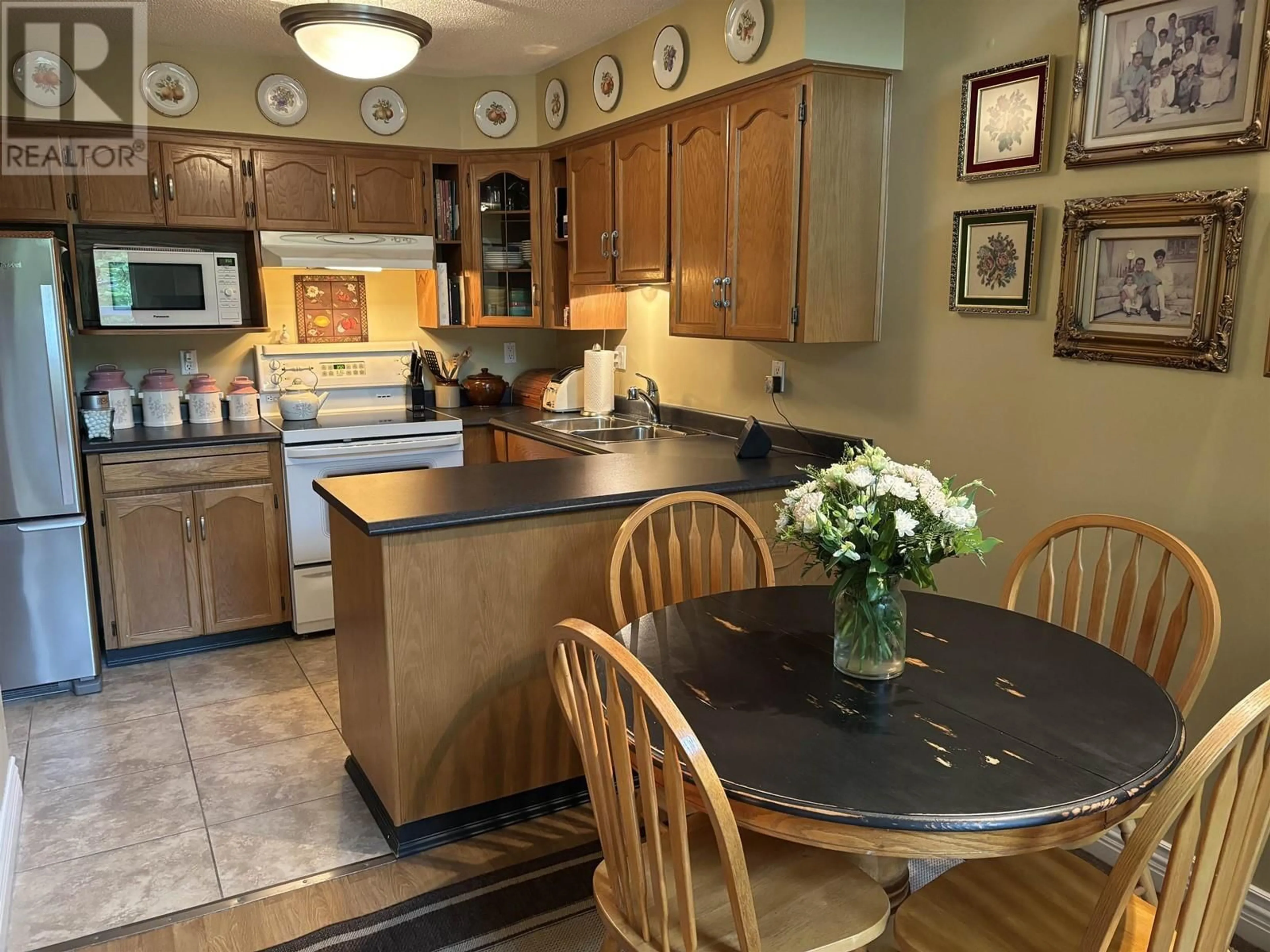 Open concept kitchen, ceramic/tile floor for 320 - 22514 116 AVENUE, Maple Ridge British Columbia V2X0N8