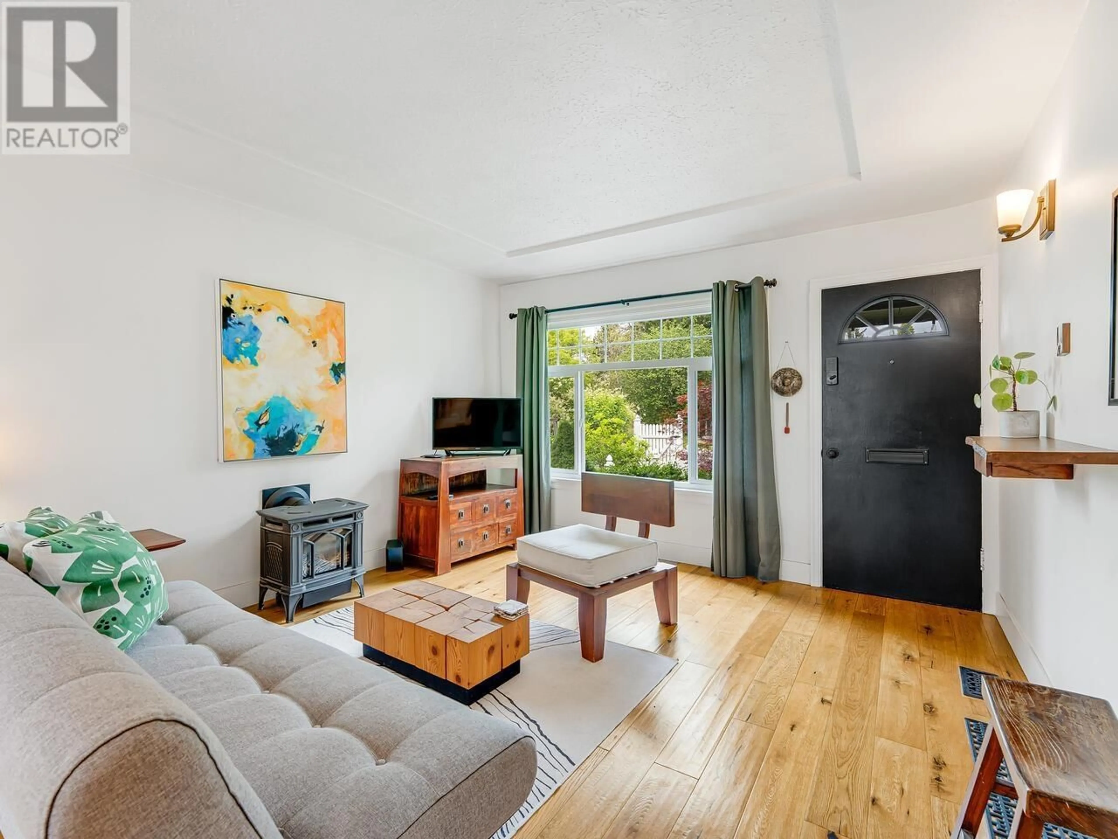 Living room with furniture, wood/laminate floor for 645 5TH STREET, North Vancouver British Columbia V7L1M6