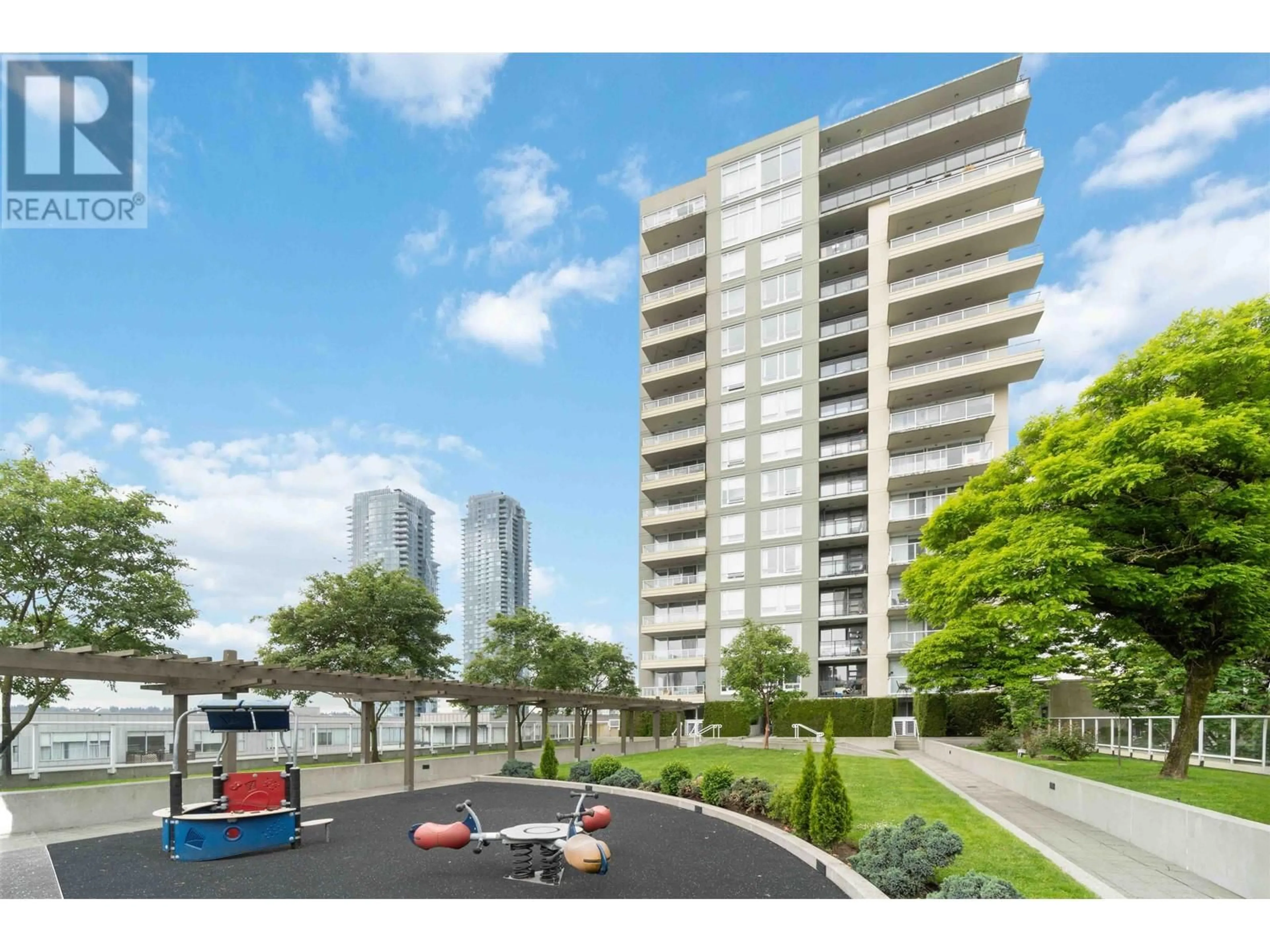 A pic from outside/outdoor area/front of a property/back of a property/a pic from drone, water/lake/river/ocean view for 1904 - 39 SIXTH STREET, New Westminster British Columbia V3L0B3