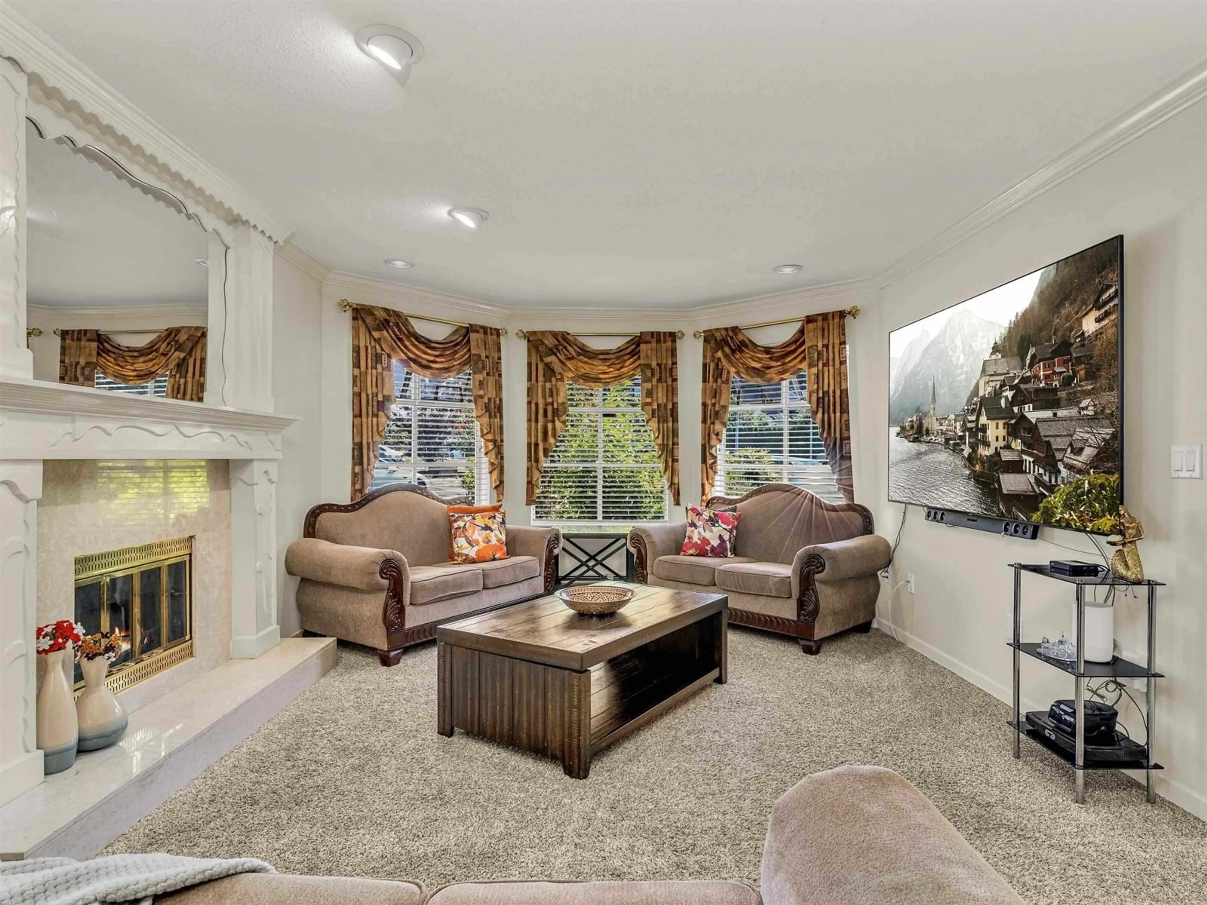 Living room with furniture, carpet floor for 14337 77, Surrey British Columbia V3W0X9