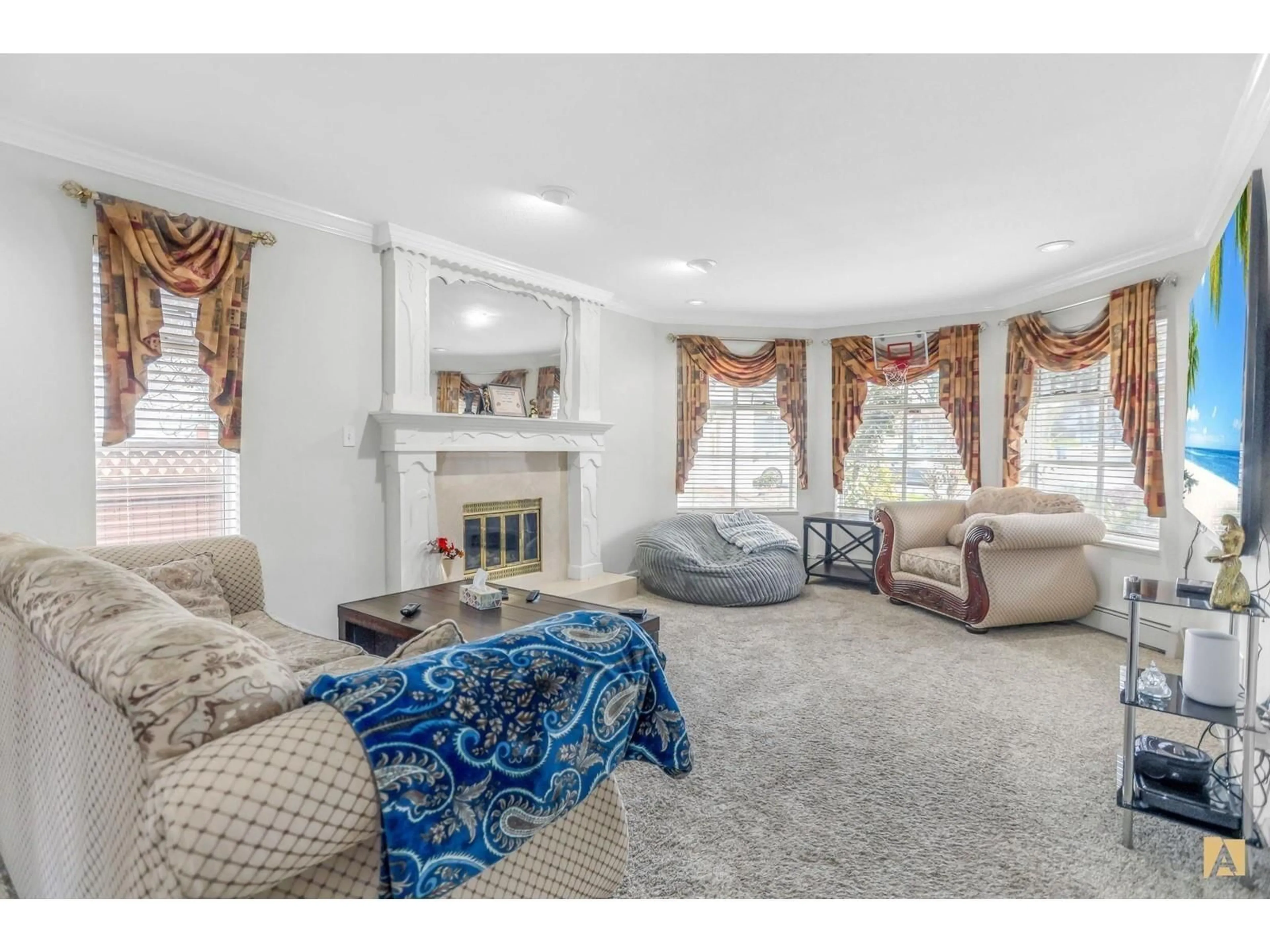 Living room with furniture, unknown for 14337 77, Surrey British Columbia V3W0X9