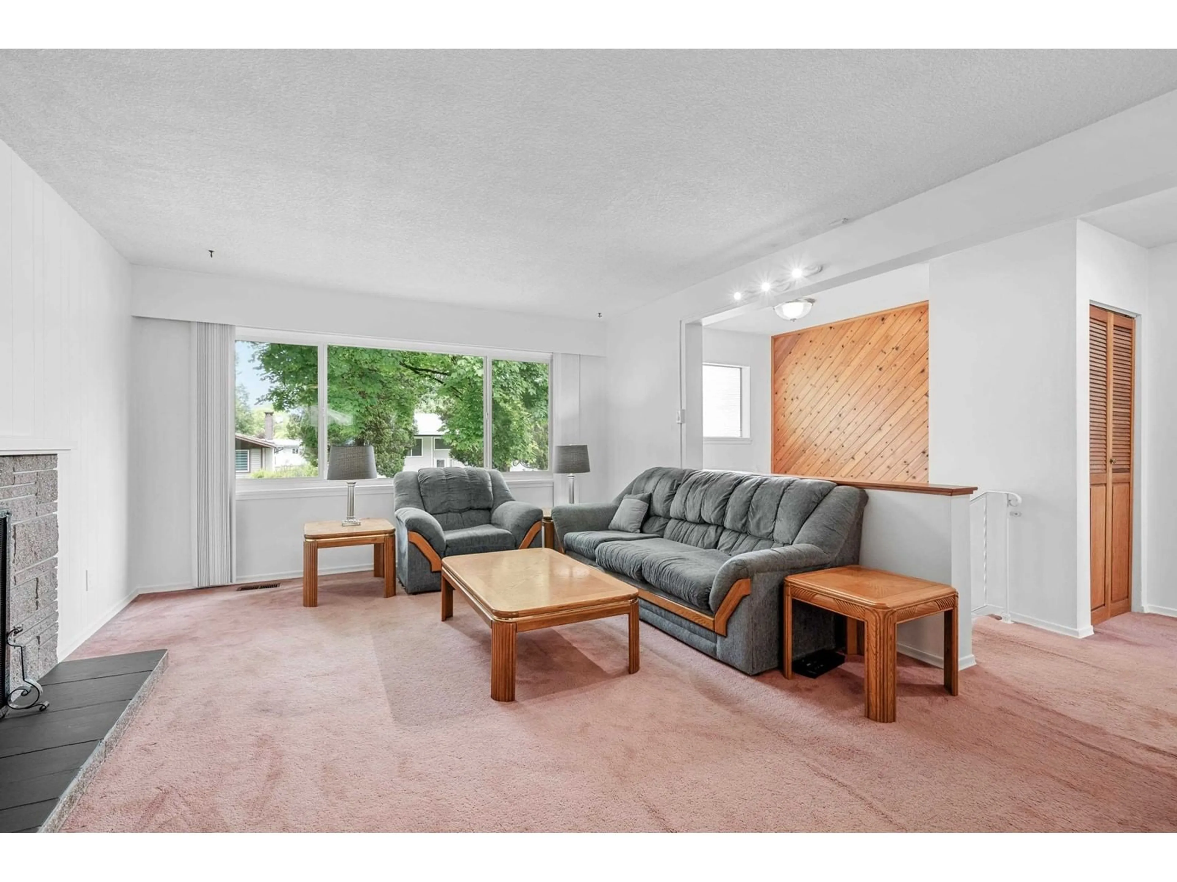 Living room with furniture, unknown for 15022 SWALLOW, Surrey British Columbia V3R4X2