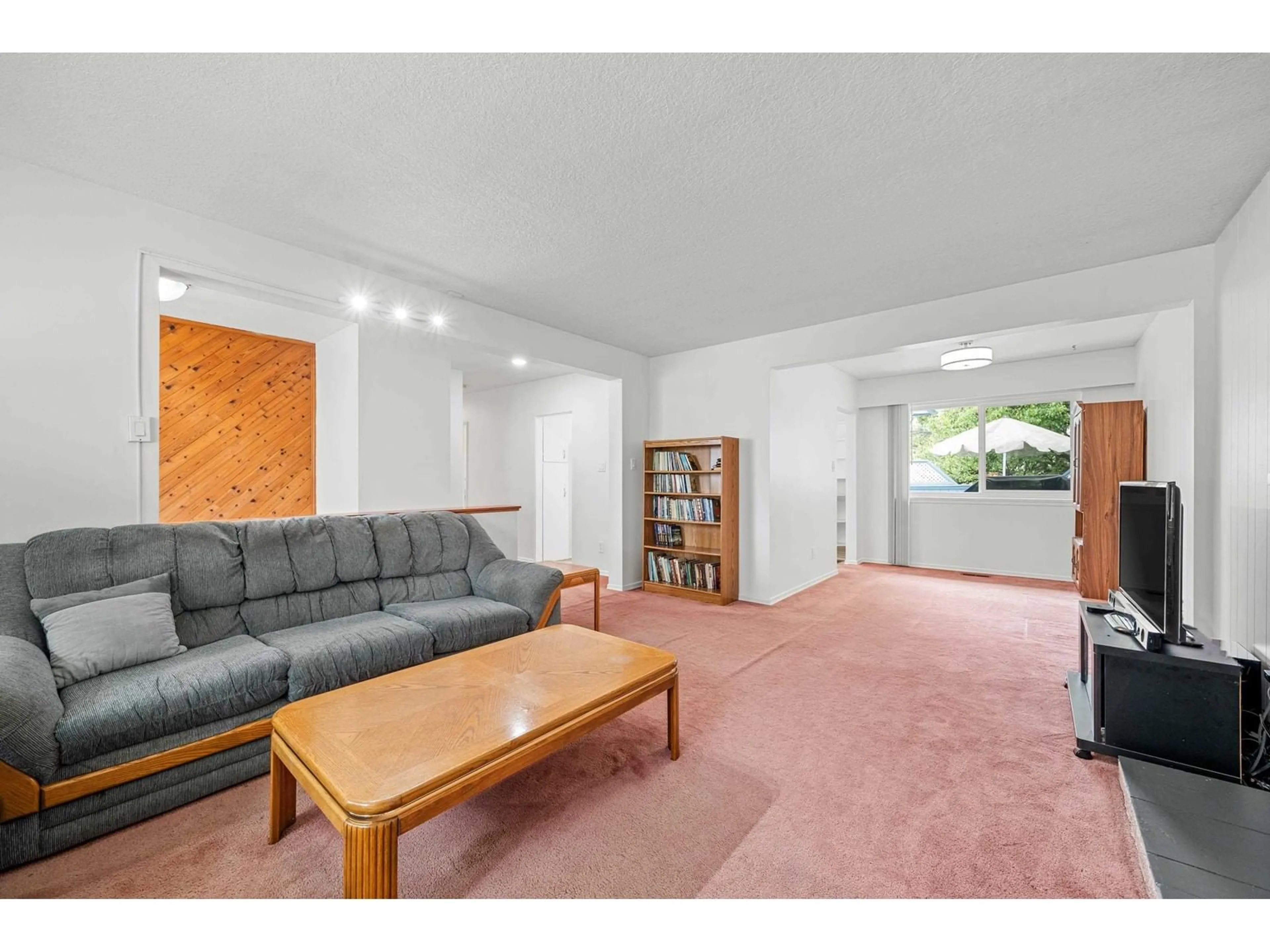 Living room with furniture, unknown for 15022 SWALLOW, Surrey British Columbia V3R4X2