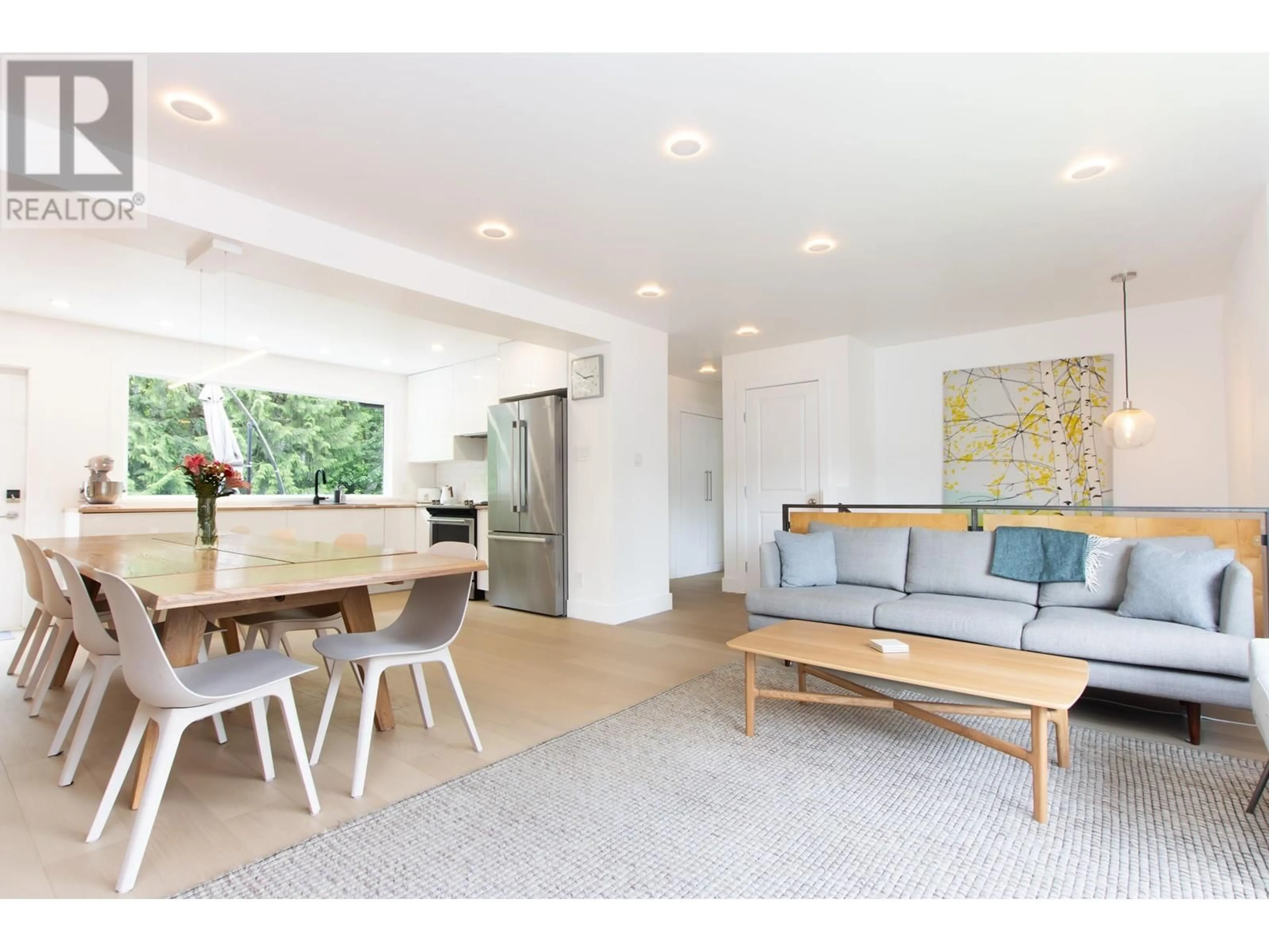 Living room with furniture, unknown for 37972 MAGNOLIA CRESCENT, Squamish British Columbia V0N3G0