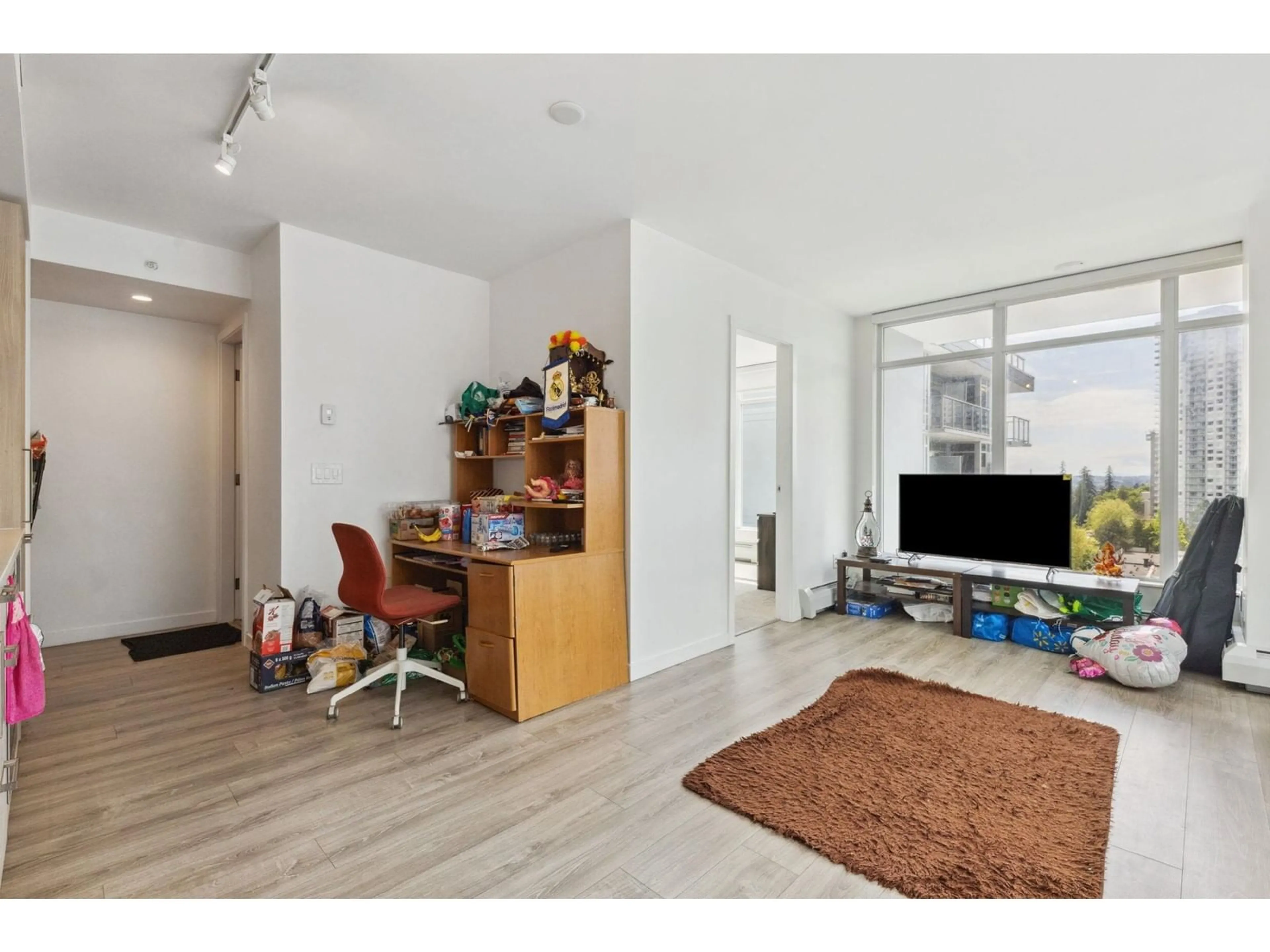 Living room with furniture, wood/laminate floor for 1117 - 13350 CENTRAL, Surrey British Columbia V3T0S1