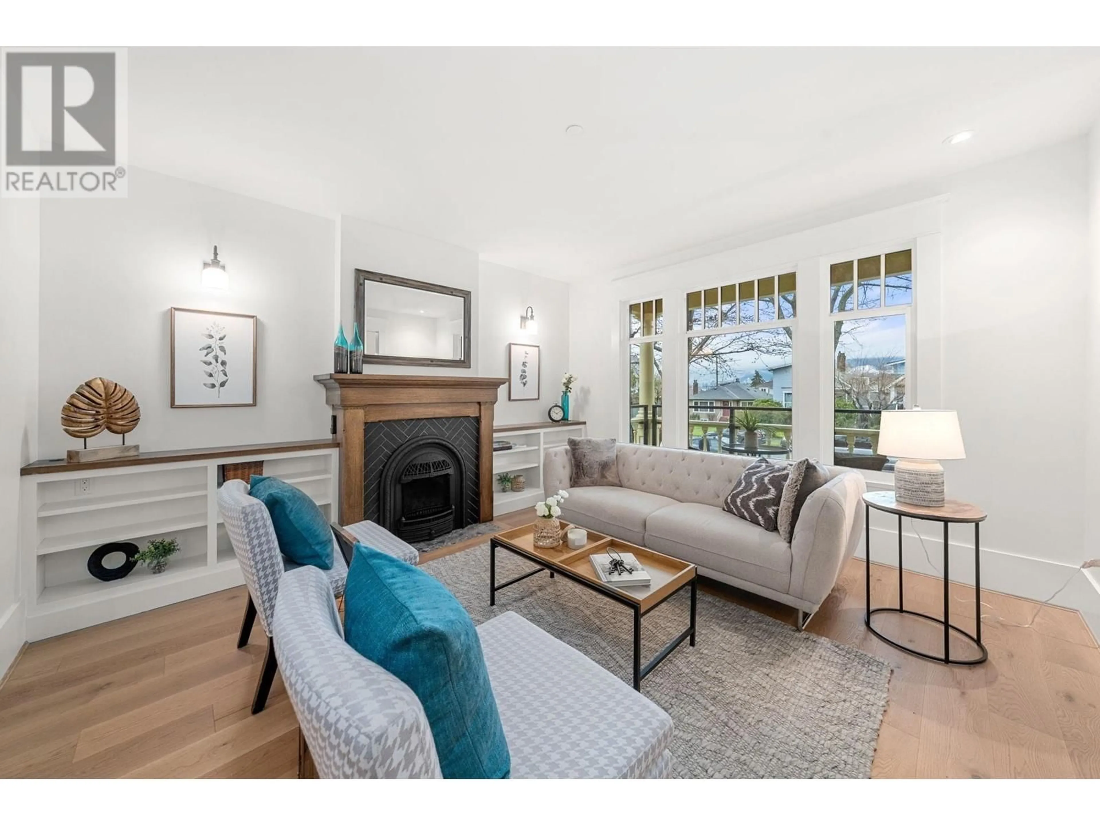 Living room with furniture, wood/laminate floor for 2592 ETON STREET, Vancouver British Columbia V5K1J7