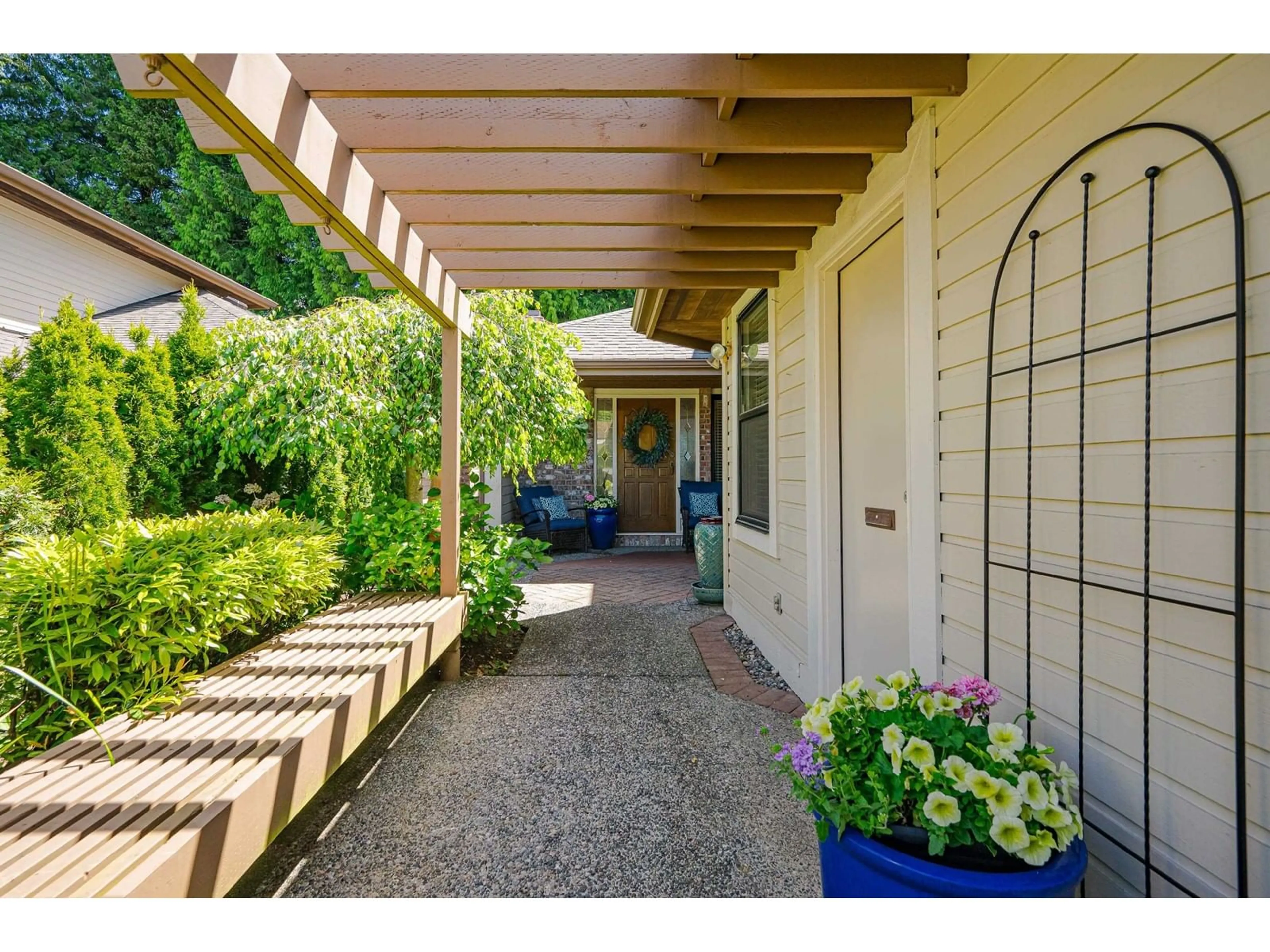 Indoor entryway for 2 - 1830 SOUTHMERE, Surrey British Columbia V4A6W9