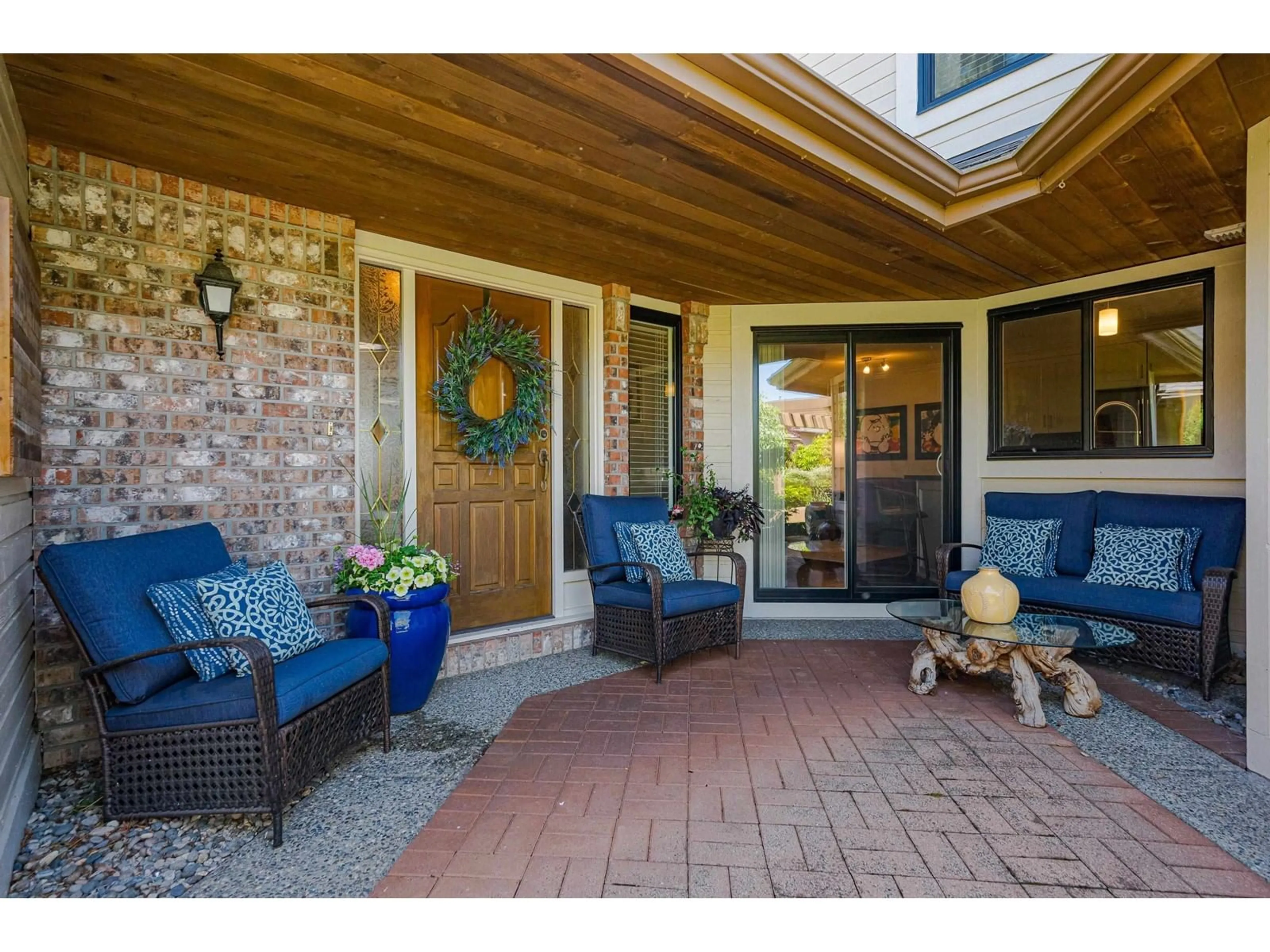 Indoor entryway for 2 - 1830 SOUTHMERE, Surrey British Columbia V4A6W9