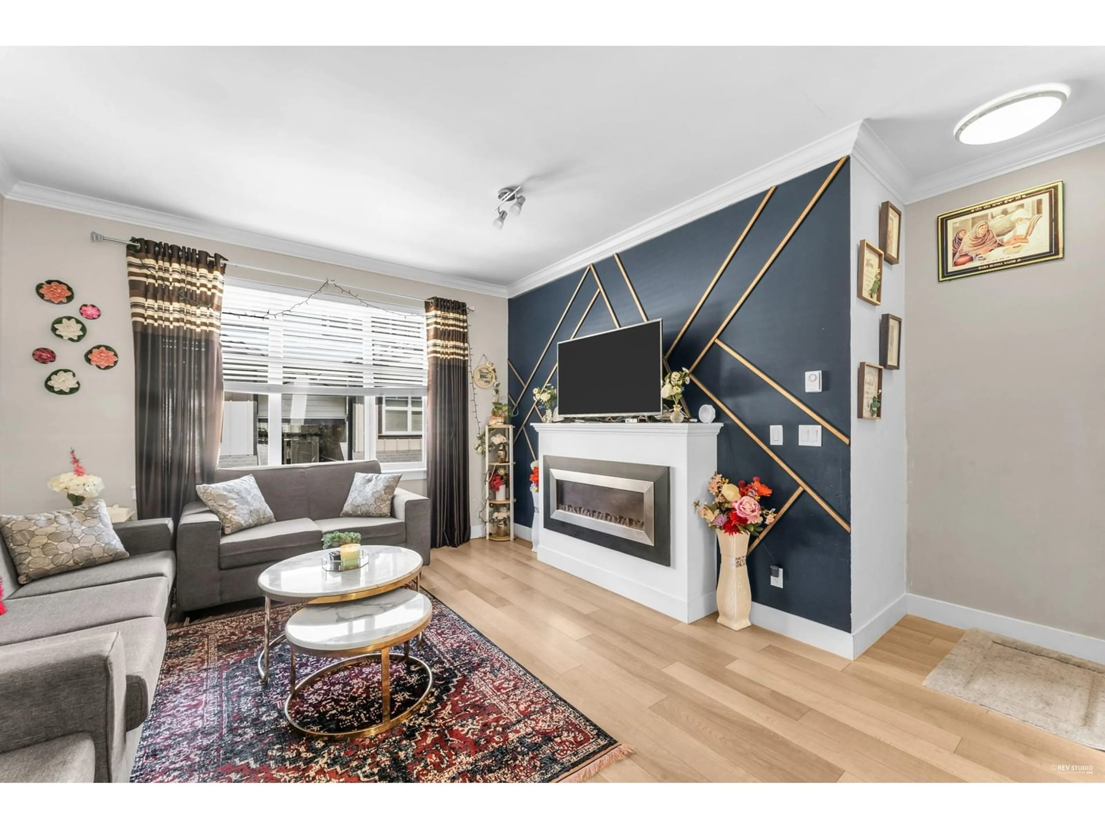 Living room with furniture, wood/laminate floor for 13 - 6350 142, Surrey British Columbia V3X1B8