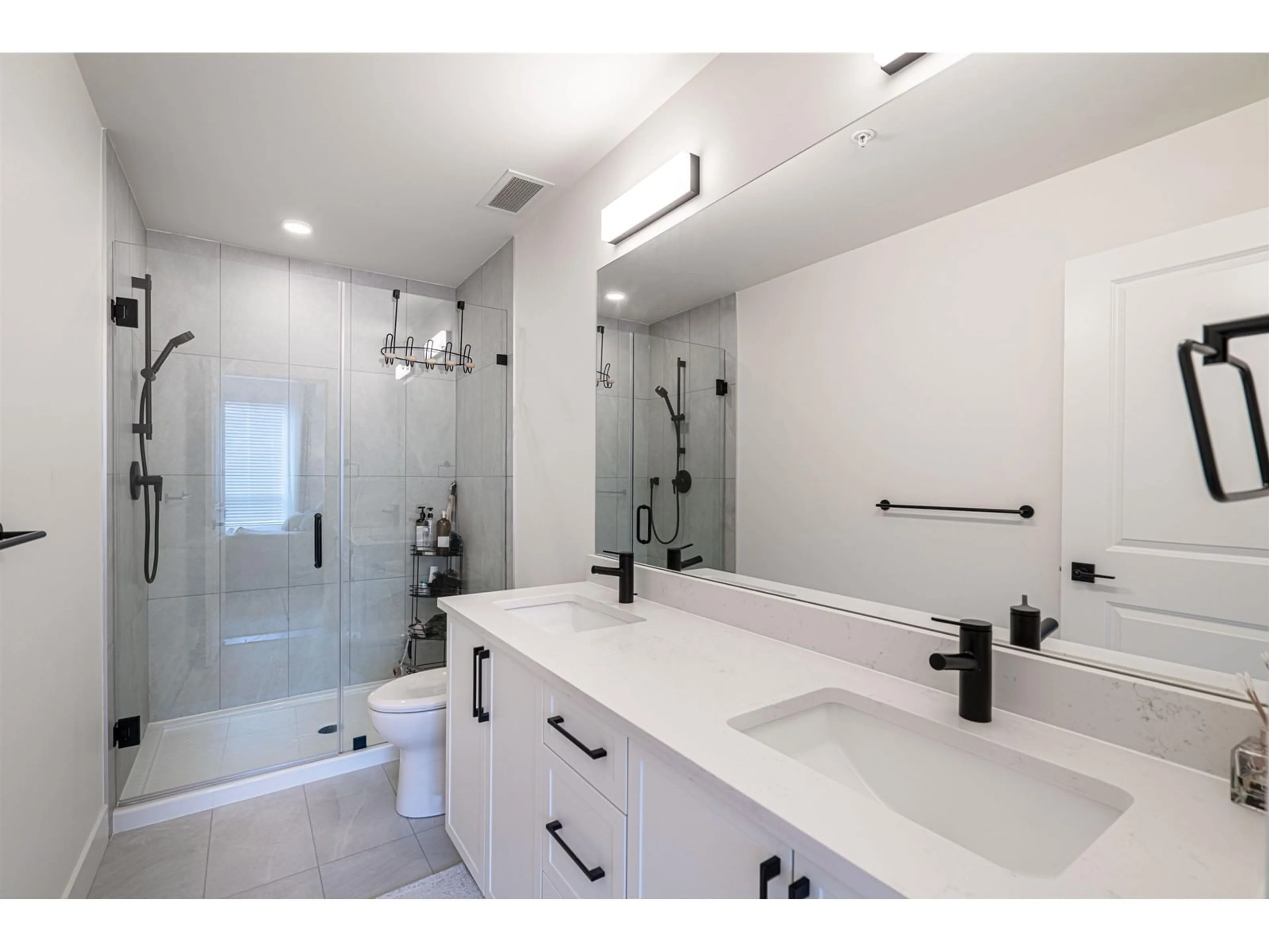 Contemporary bathroom, ceramic/tile floor for 211 - 7506 199A, Langley British Columbia V2Y3K9