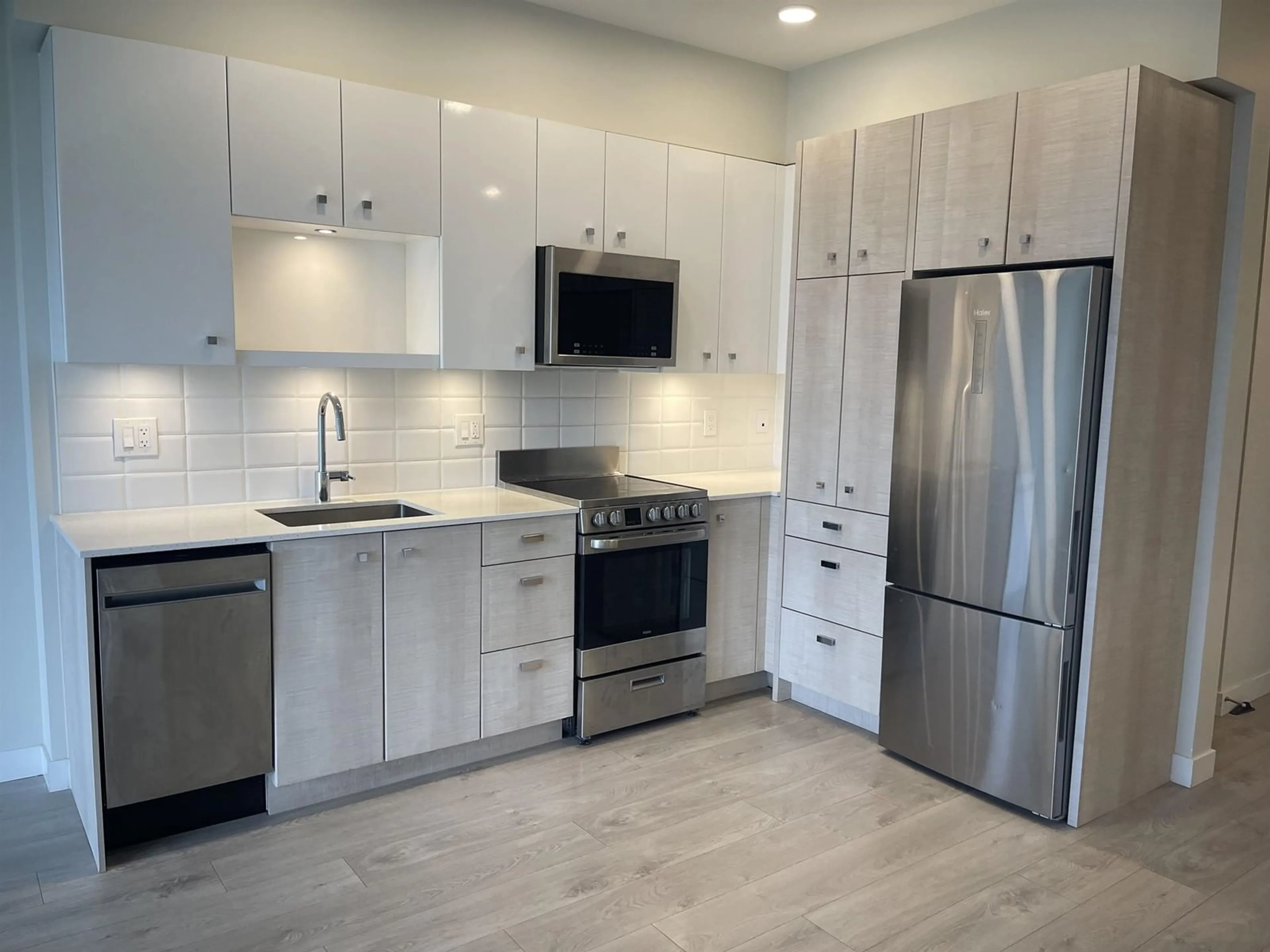 Open concept kitchen, ceramic/tile floor for 207 - 10838 WHALLEY, Surrey British Columbia V3R0G8