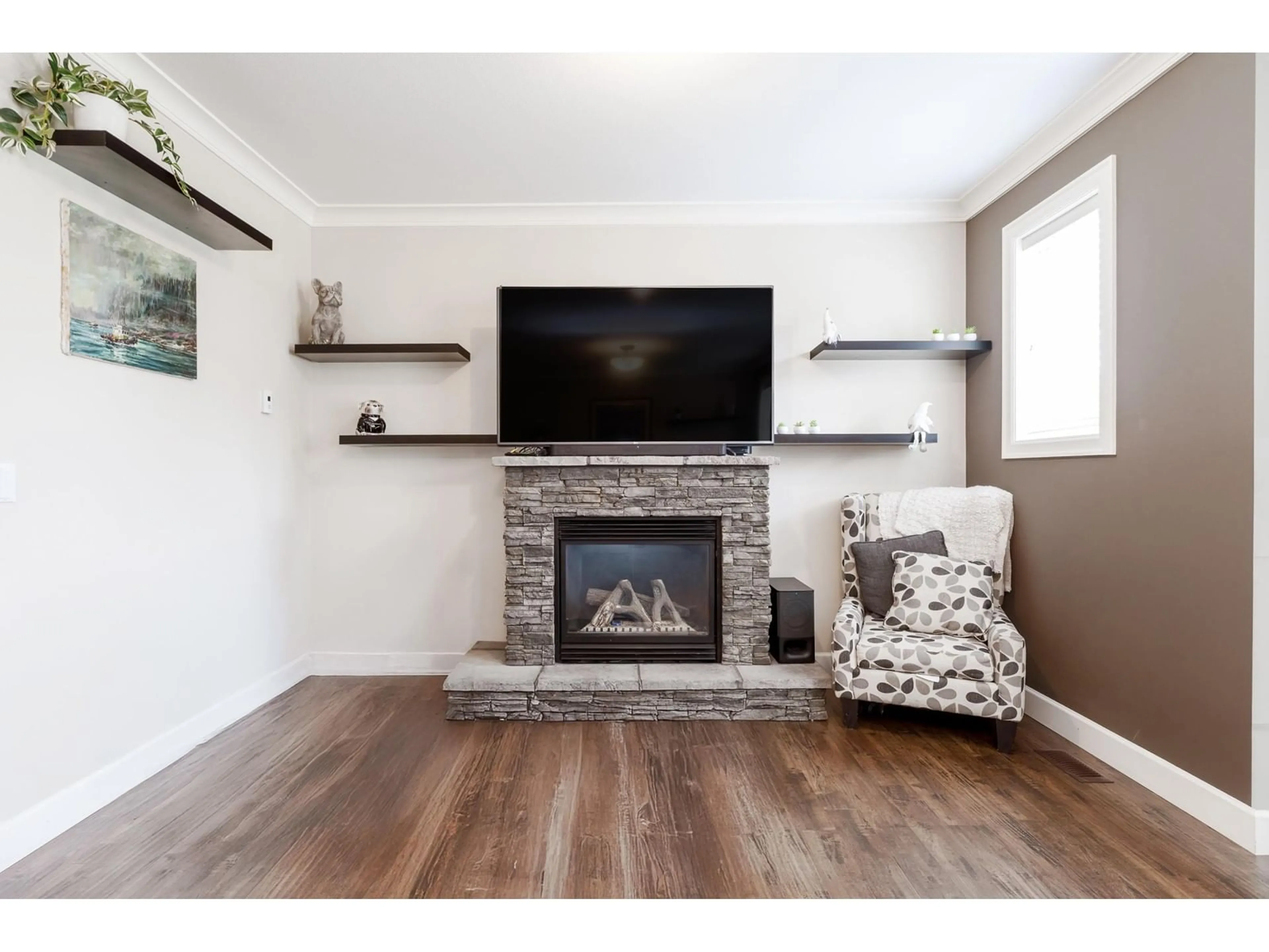 Living room with furniture, wood/laminate floor for 9 - 45025 WOLFE ROAD, Chilliwack British Columbia V2P7V9