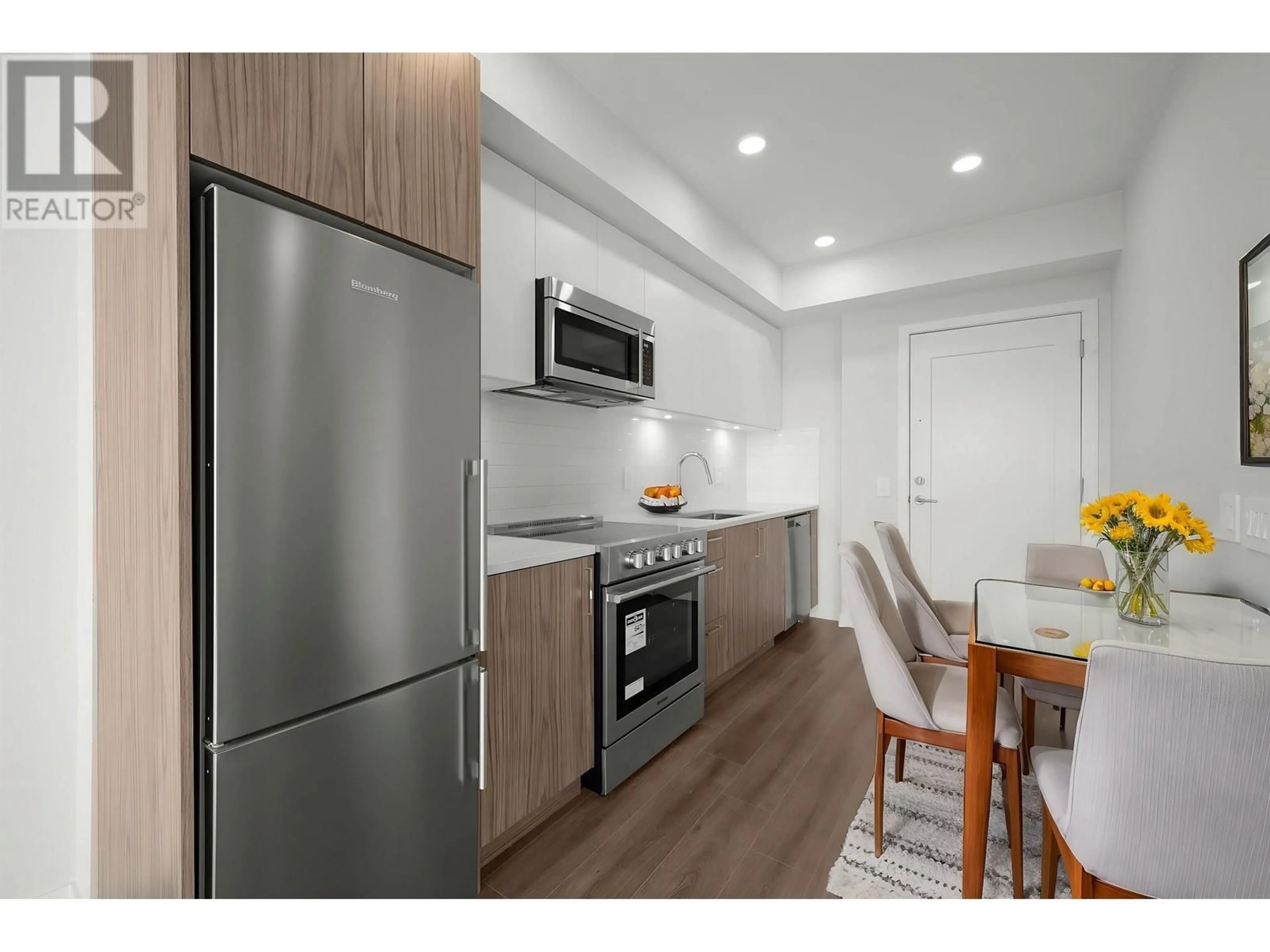 Standard kitchen, wood/laminate floor for 405 - 5535 HASTINGS STREET, Burnaby British Columbia V5B1R2