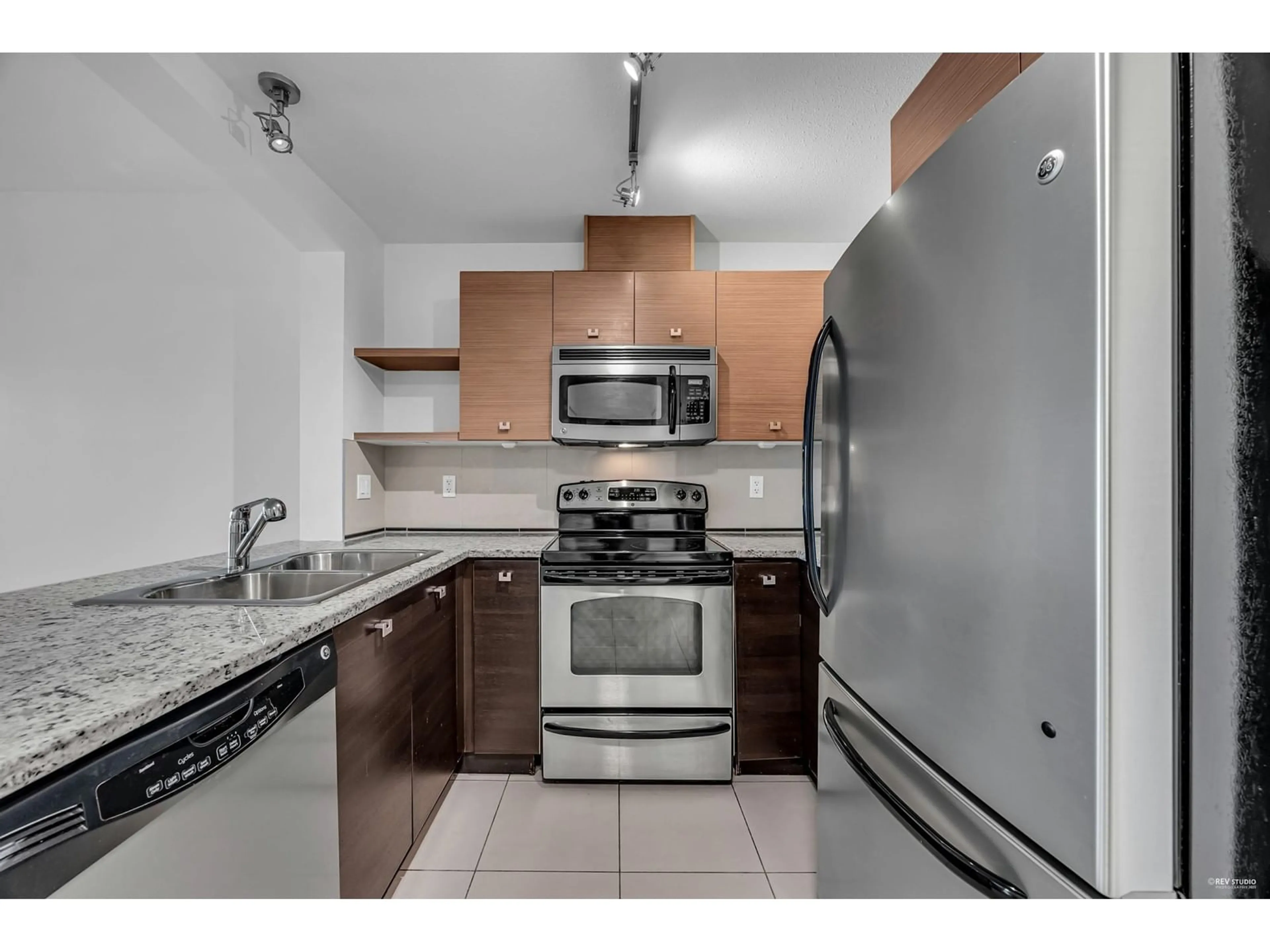 Standard kitchen, unknown for 320 - 6688 120, Surrey British Columbia V3W1T8