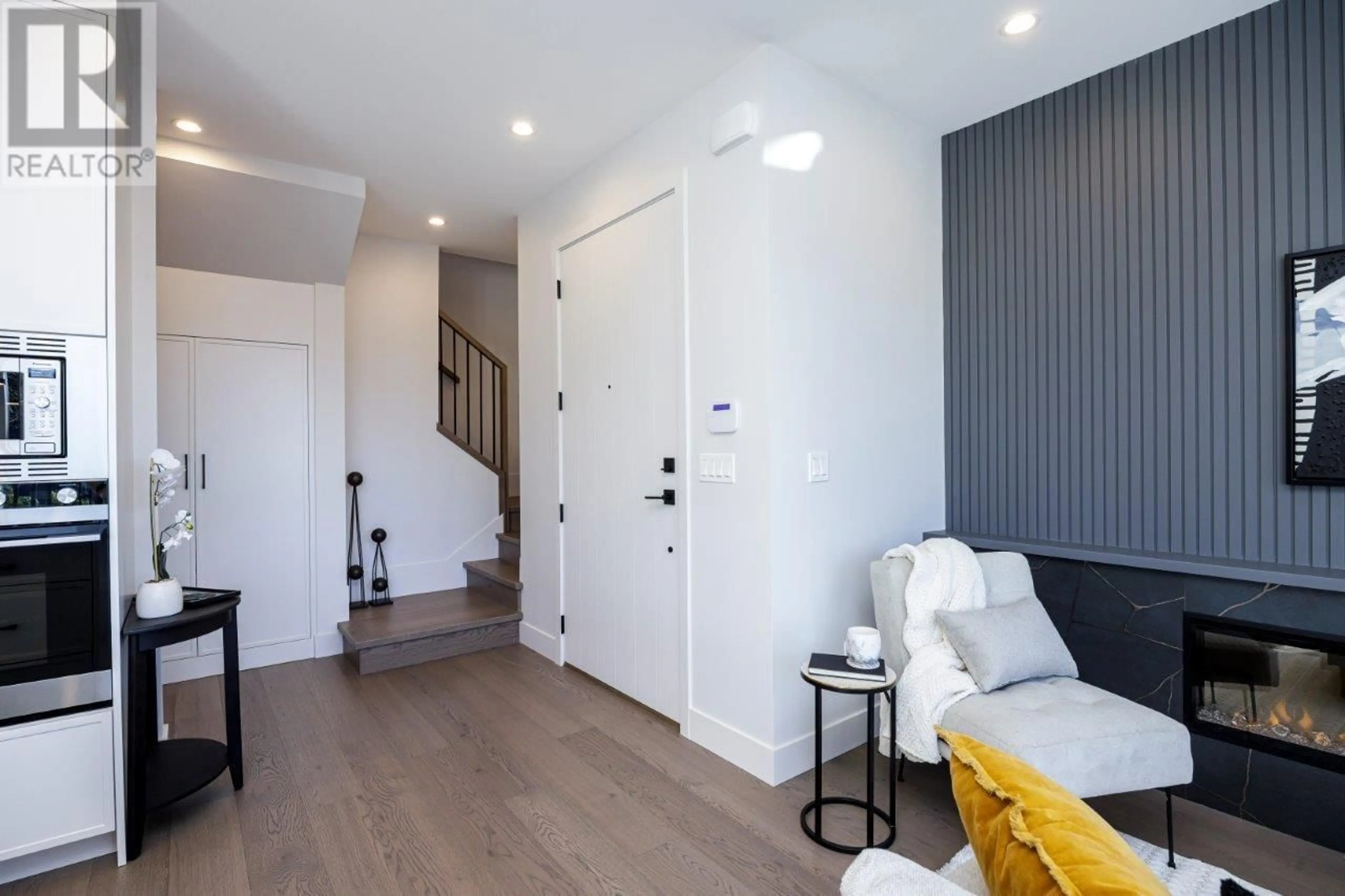 Indoor entryway for 340 17TH STREET, North Vancouver British Columbia V7L2V9
