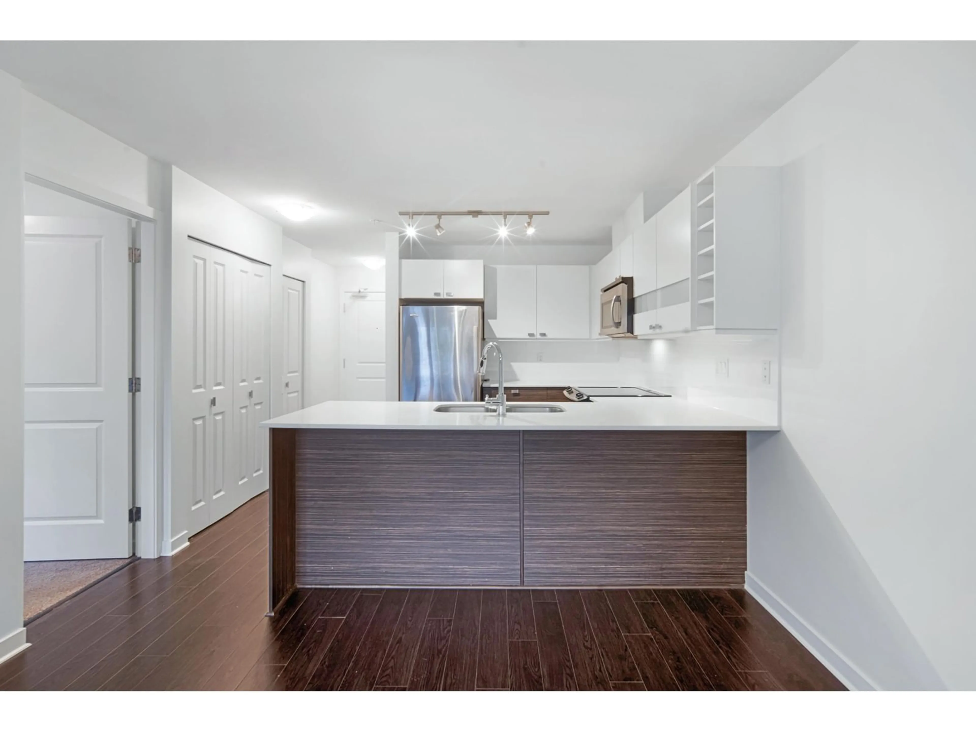 Open concept kitchen, wood/laminate floor for 310 - 21009 56, Langley British Columbia V3A0C9