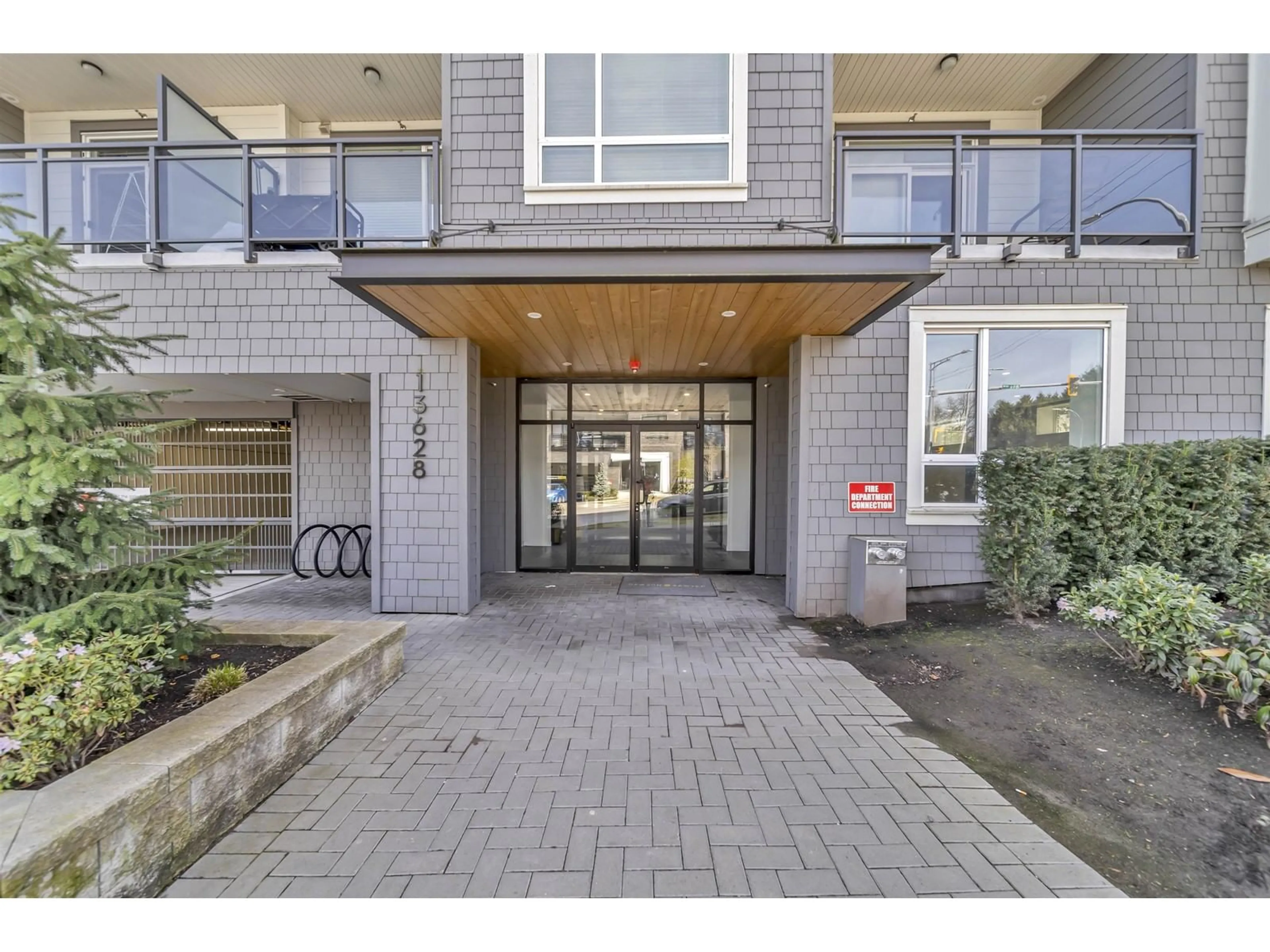 Indoor foyer for 314 - 13628 81A, Surrey British Columbia V3W3E2