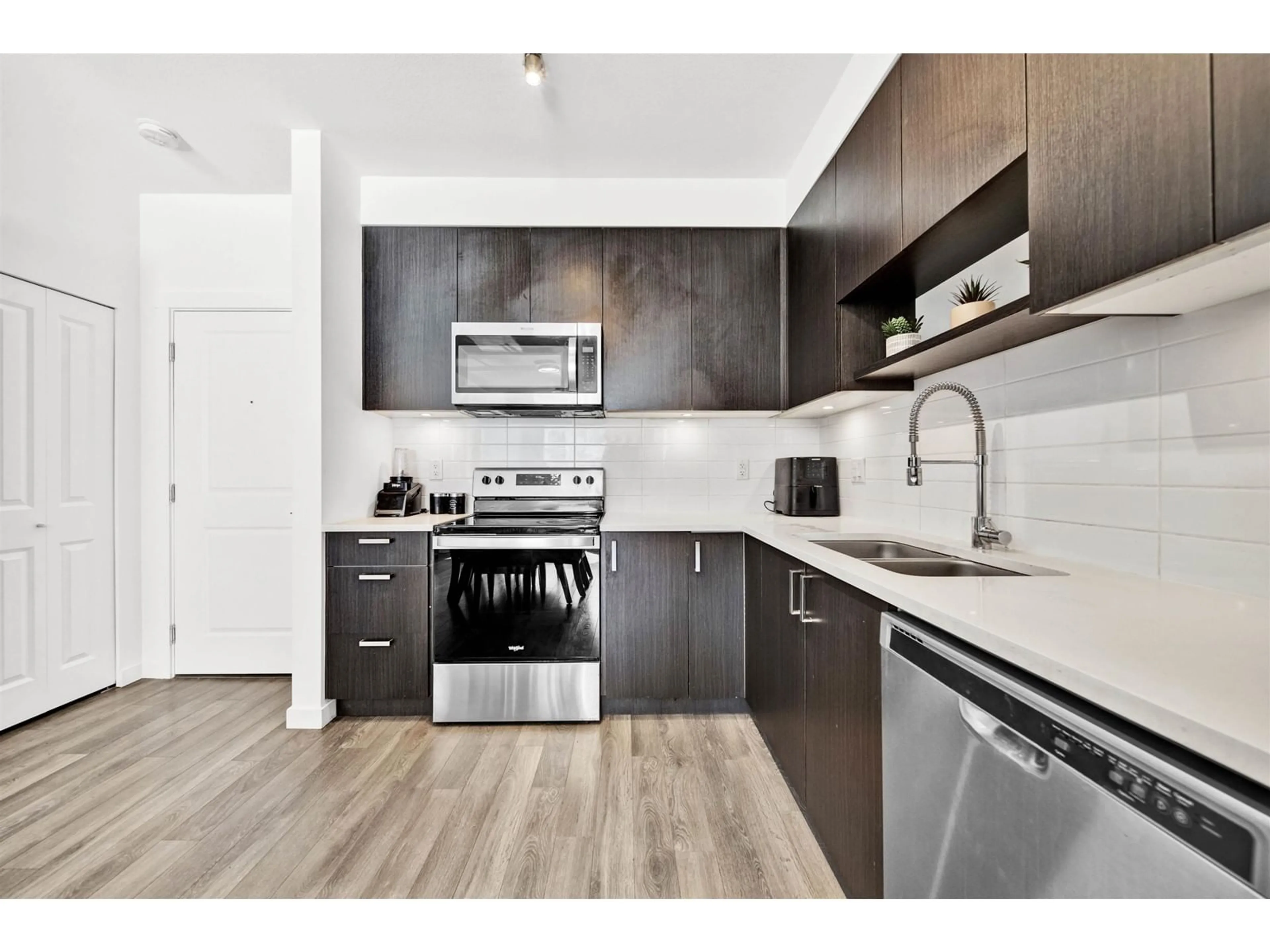 Standard kitchen, wood/laminate floor for 314 - 13628 81A, Surrey British Columbia V3W3E2
