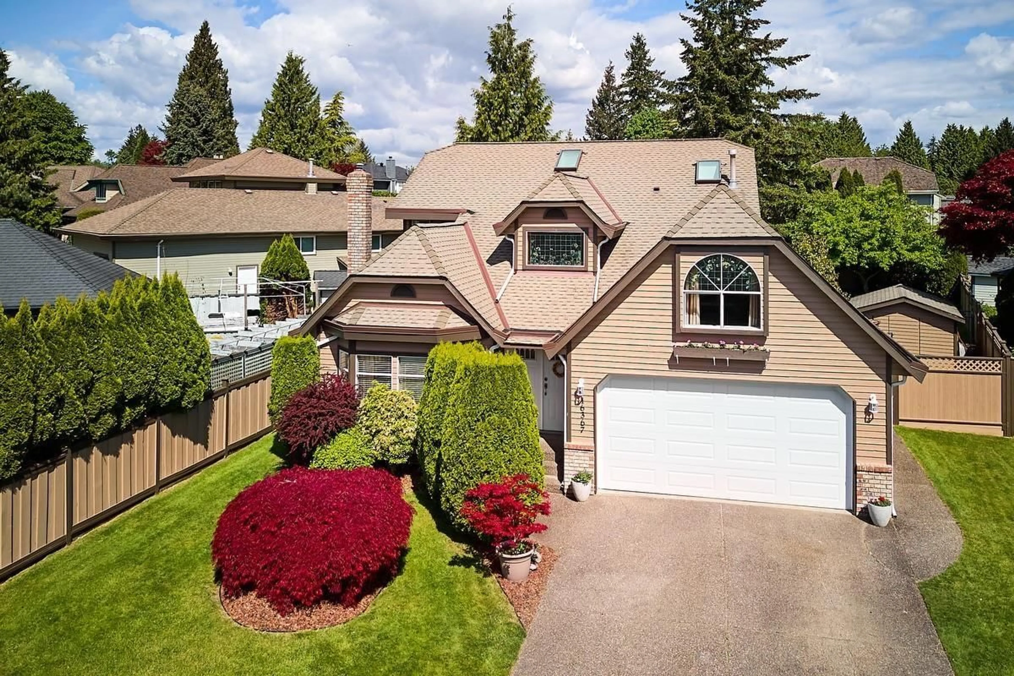 A pic from outside/outdoor area/front of a property/back of a property/a pic from drone, mountain view for 16367 GLENWOOD SOUTH, Surrey British Columbia V4N1V4