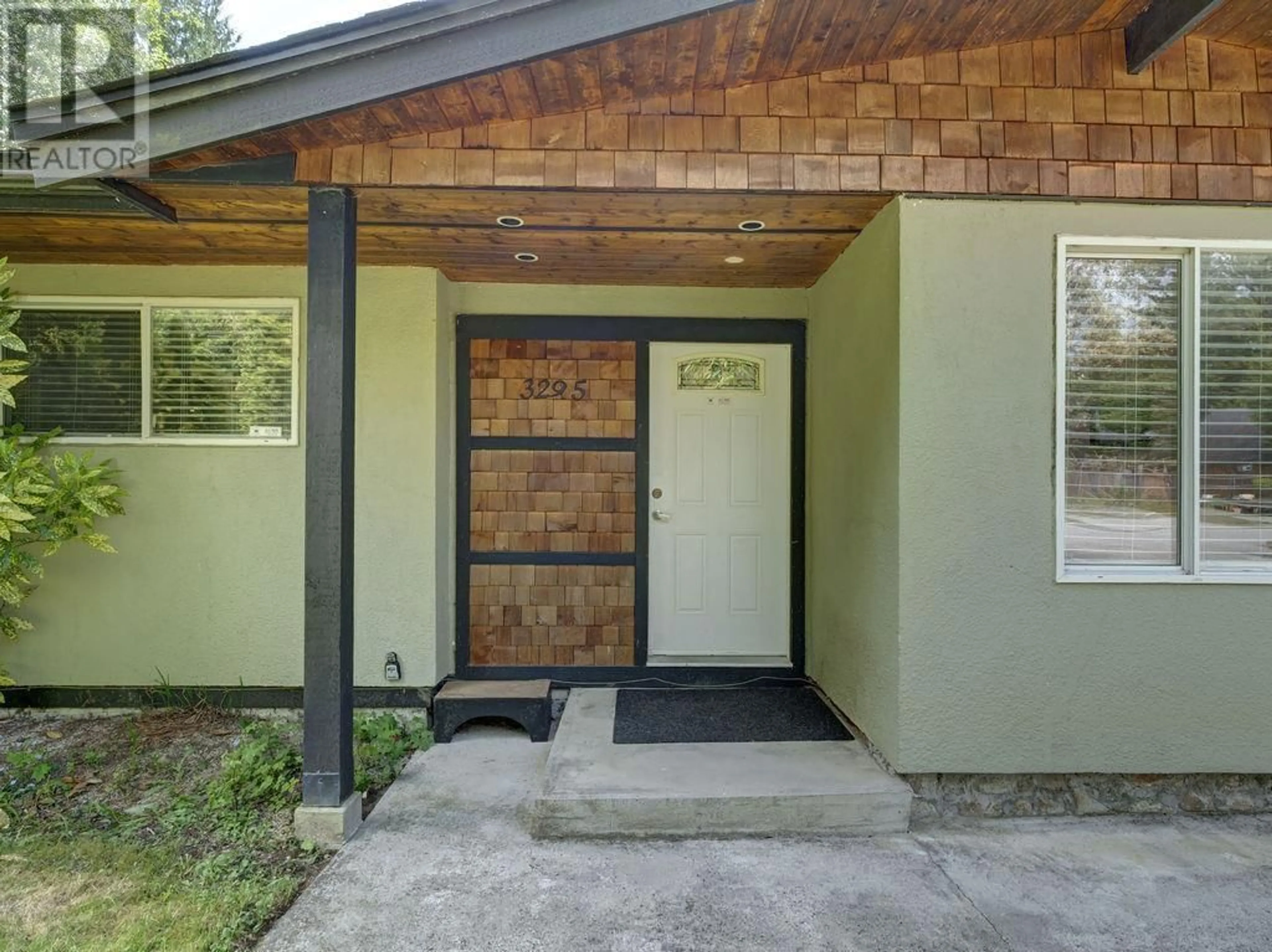 Indoor entryway for 3295 KRAUS ROAD, Roberts Creek British Columbia V0N2W2