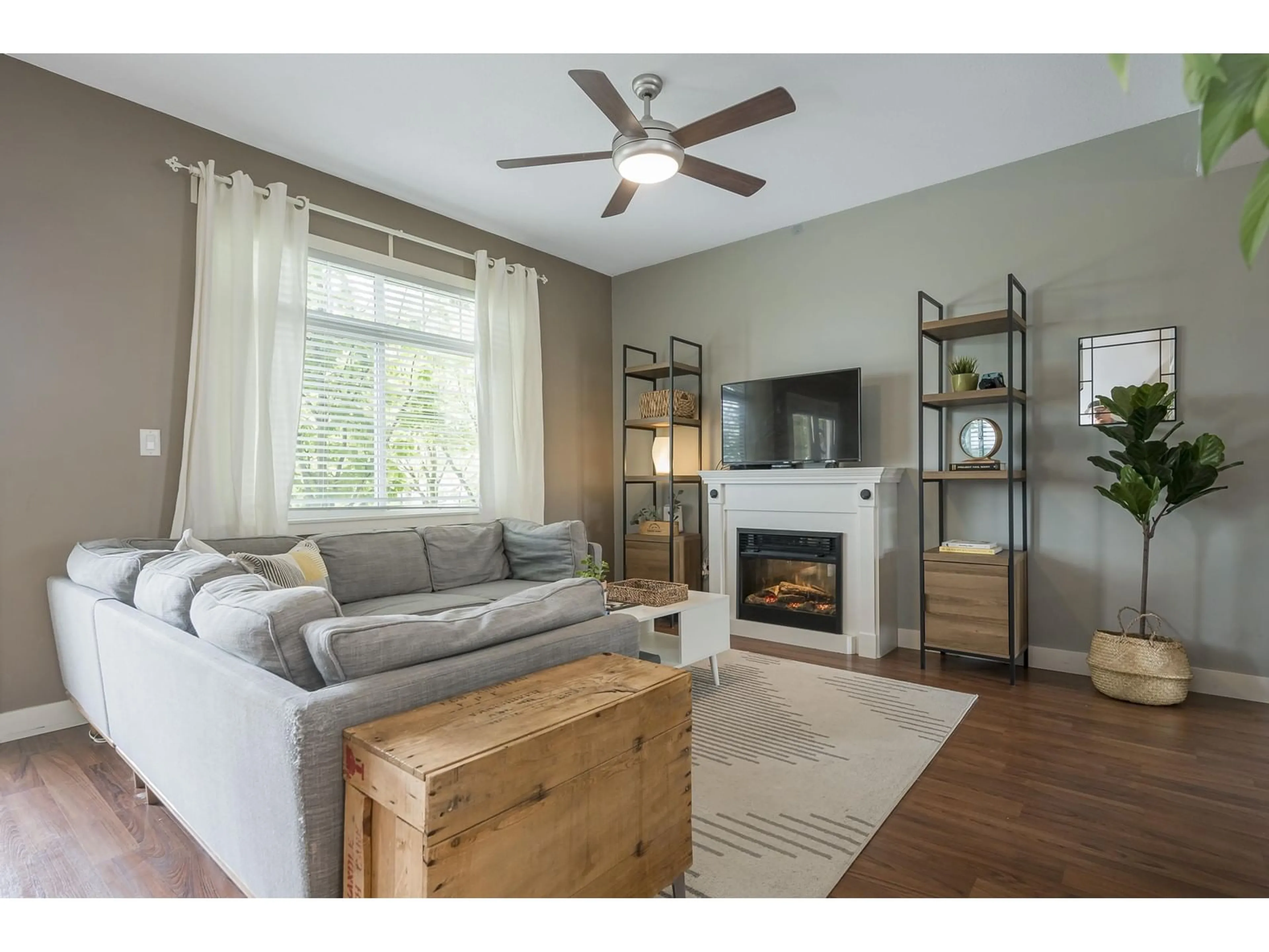 Living room with furniture, wood/laminate floor for 15 - 19551 66, Surrey British Columbia V4N0Z5