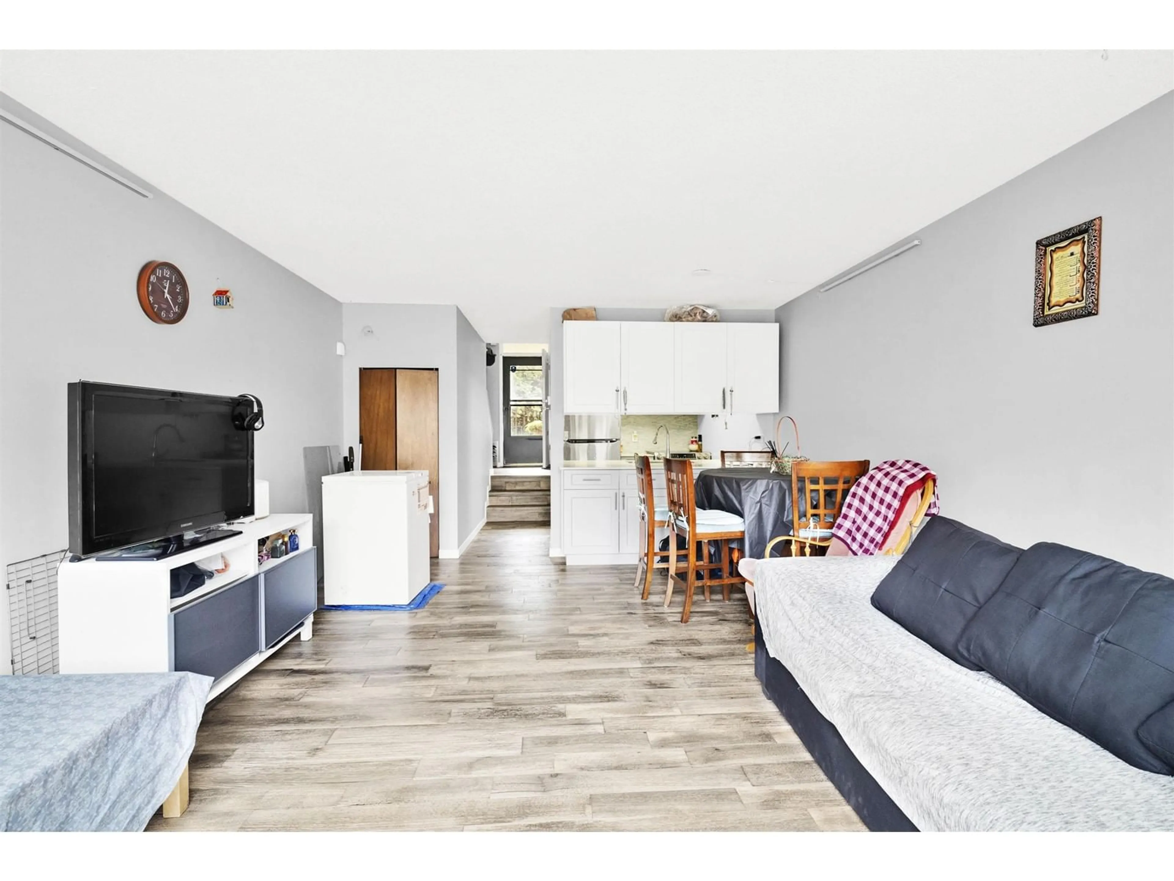 Living room with furniture, wood/laminate floor for 47 - 17708 60, Surrey British Columbia V3S1V2