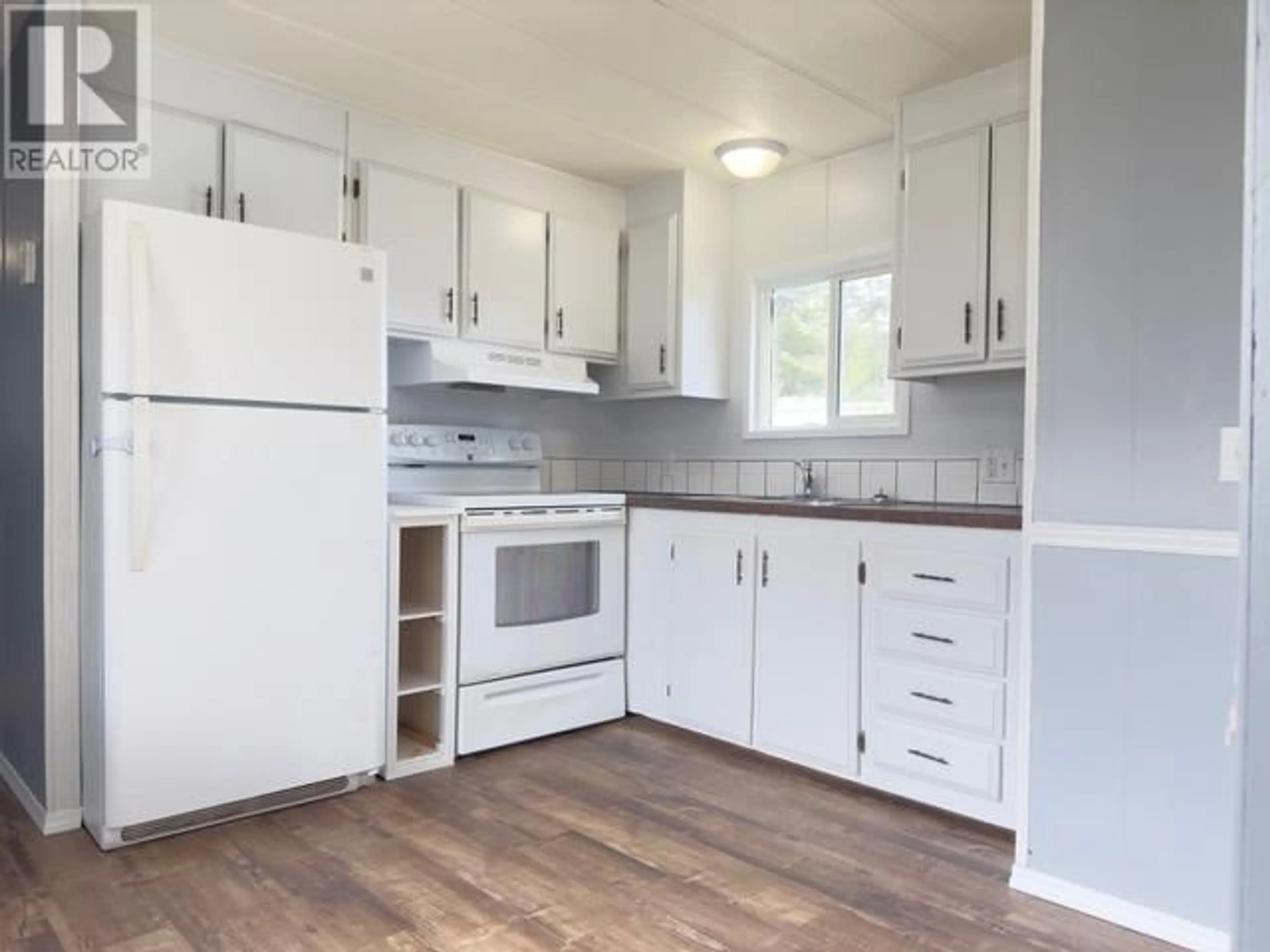 Standard kitchen, wood/laminate floor for 15 - 1427 DOG CREEK ROAD, Williams Lake British Columbia V2G3H3