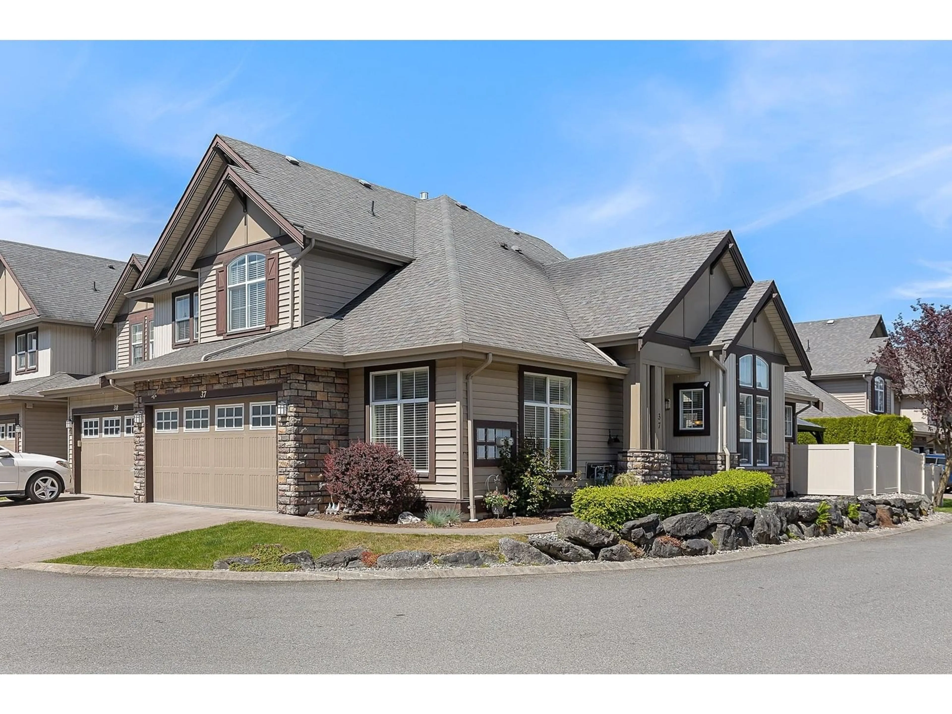 Home with brick exterior material, street for 37 - 6577 SOUTHDOWNE PLACE, Chilliwack British Columbia V2R0H4