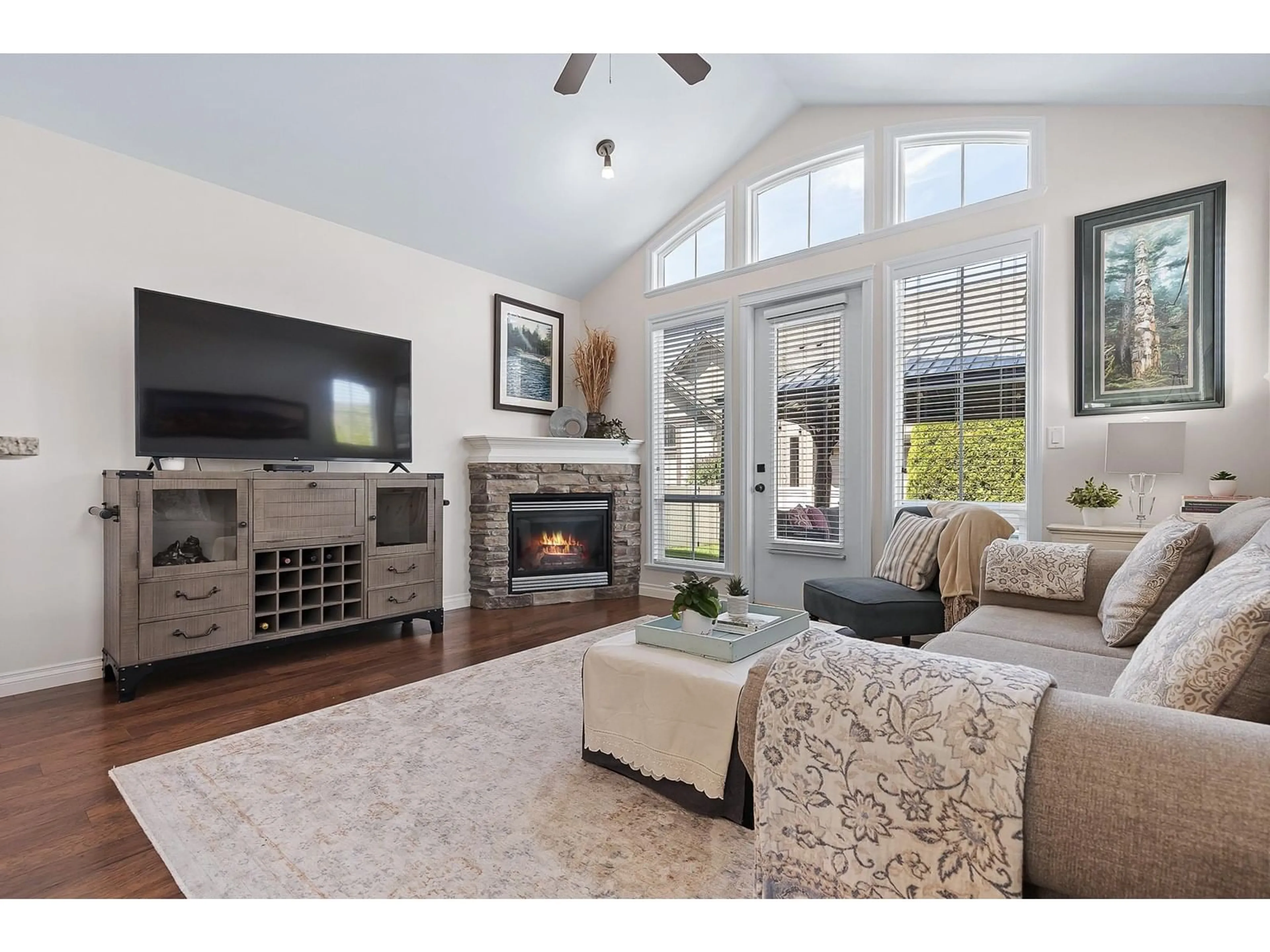 Living room with furniture, unknown for 37 - 6577 SOUTHDOWNE PLACE, Chilliwack British Columbia V2R0H4