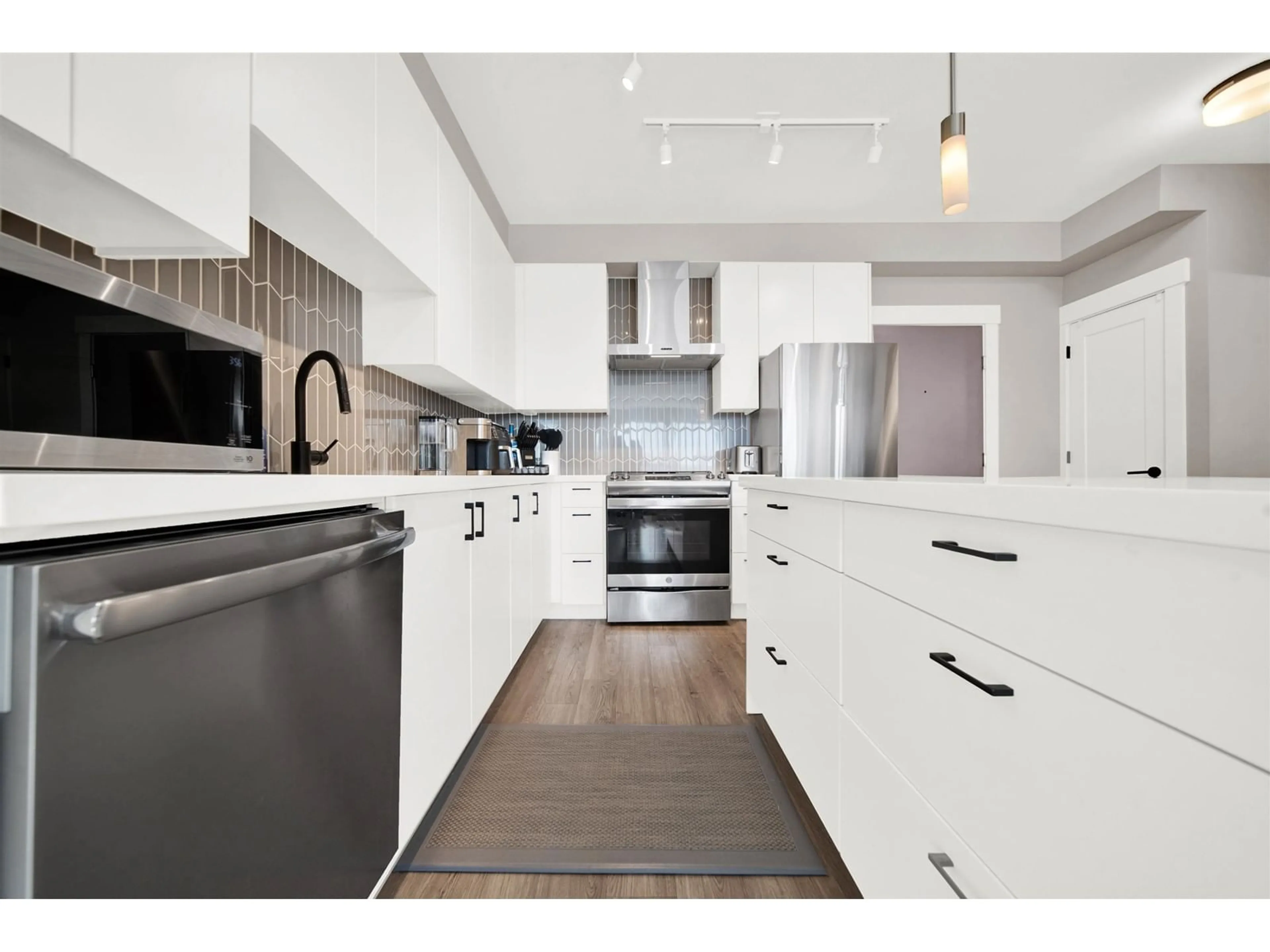 Contemporary kitchen, unknown for A510 - 20838 78B, Langley British Columbia V2Y3M1