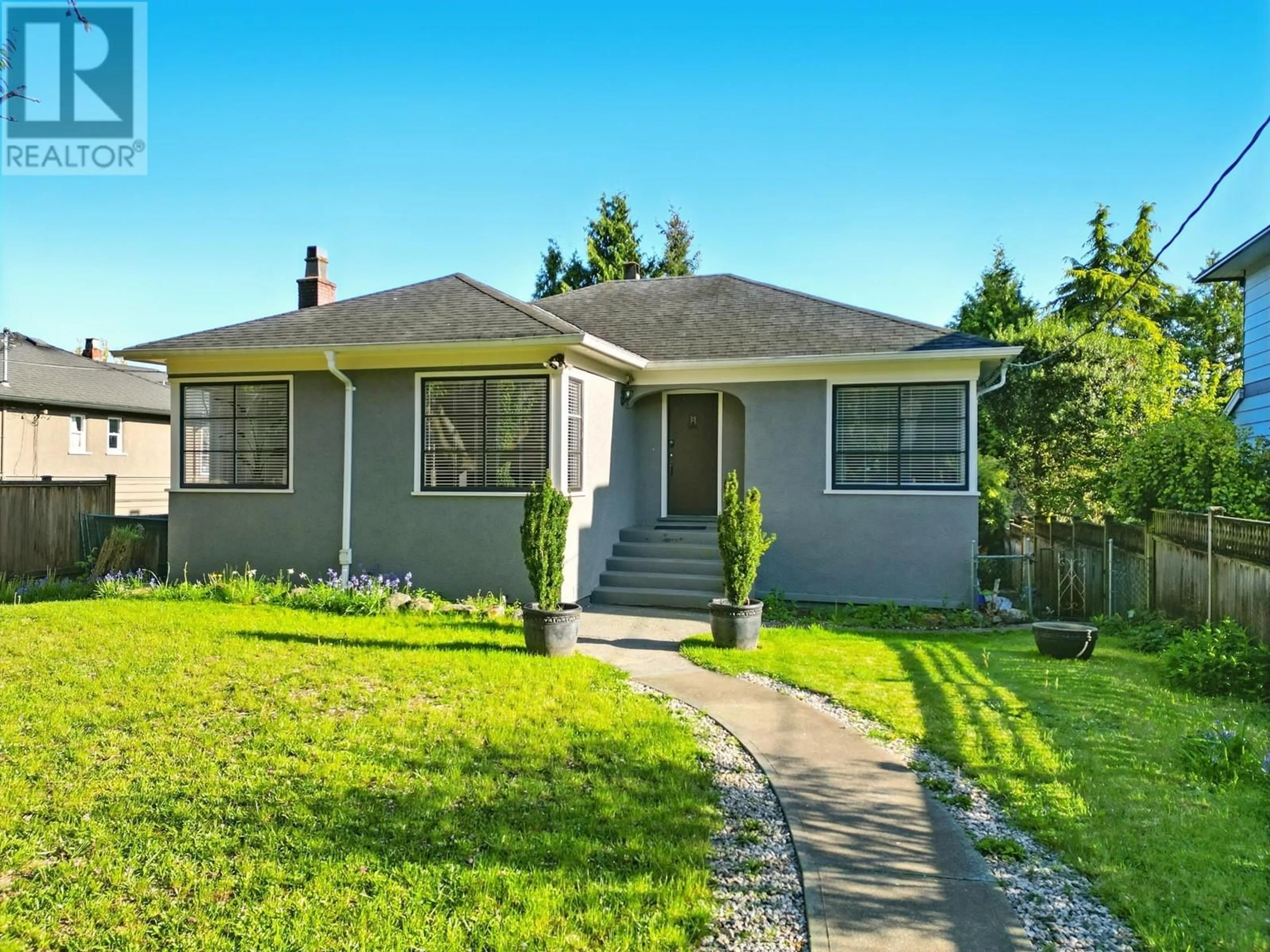 Home with vinyl exterior material, street for 1258 JEFFERSON AVENUE, West Vancouver British Columbia V7T2B1